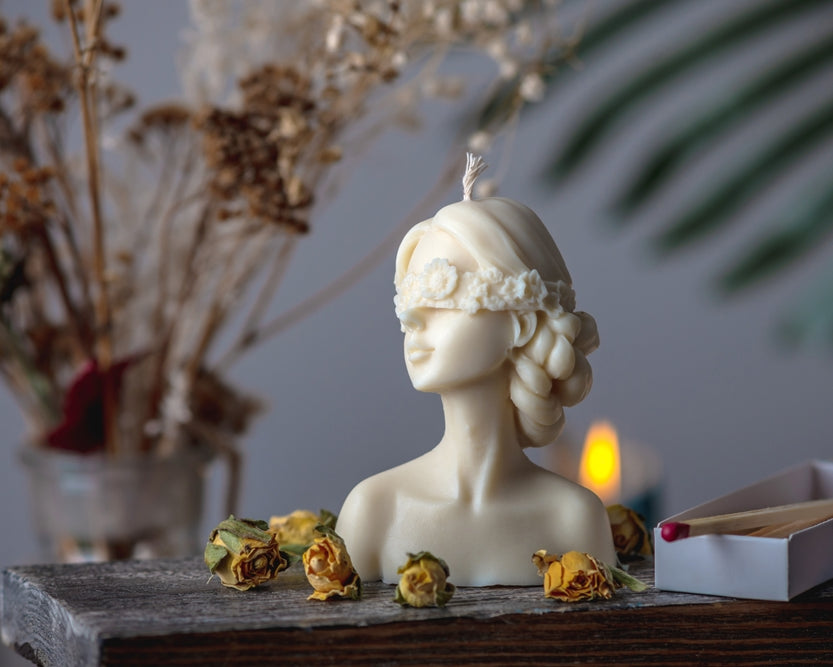 Hier sieht man unsere Skulptur Kerze. Es ist eine Kerzen Frau. Sie sieht elegant und ästhetisch aus. Die Kerze ist aus hochwertigem Sojawachs und nachhaltig. Perfekt als Geschenk und Dekoration geeignet. Diese Kerzen sind Luxus und desginer.