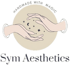 Hier sieht man das Logo von Sym Aesthetics. Über dem Logo steht Handmade with Magic, also das die Kerzen und Jesmonite handgemachte Produkte sind.