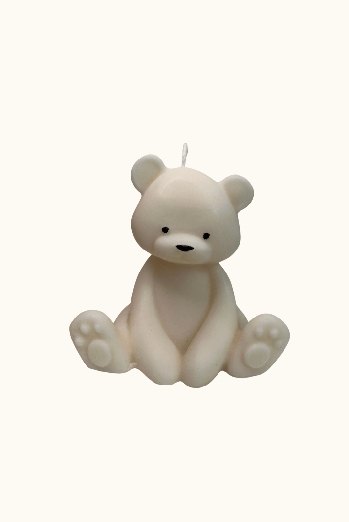 Auf diesem Bild ist unsere Teddy Twinkle Spark - Groß Kerze zusehen. Sie ist handgemacht aus Bio Sojawachs. Zudem ist sie nachhaltig, vegan und umweltfreundlich.