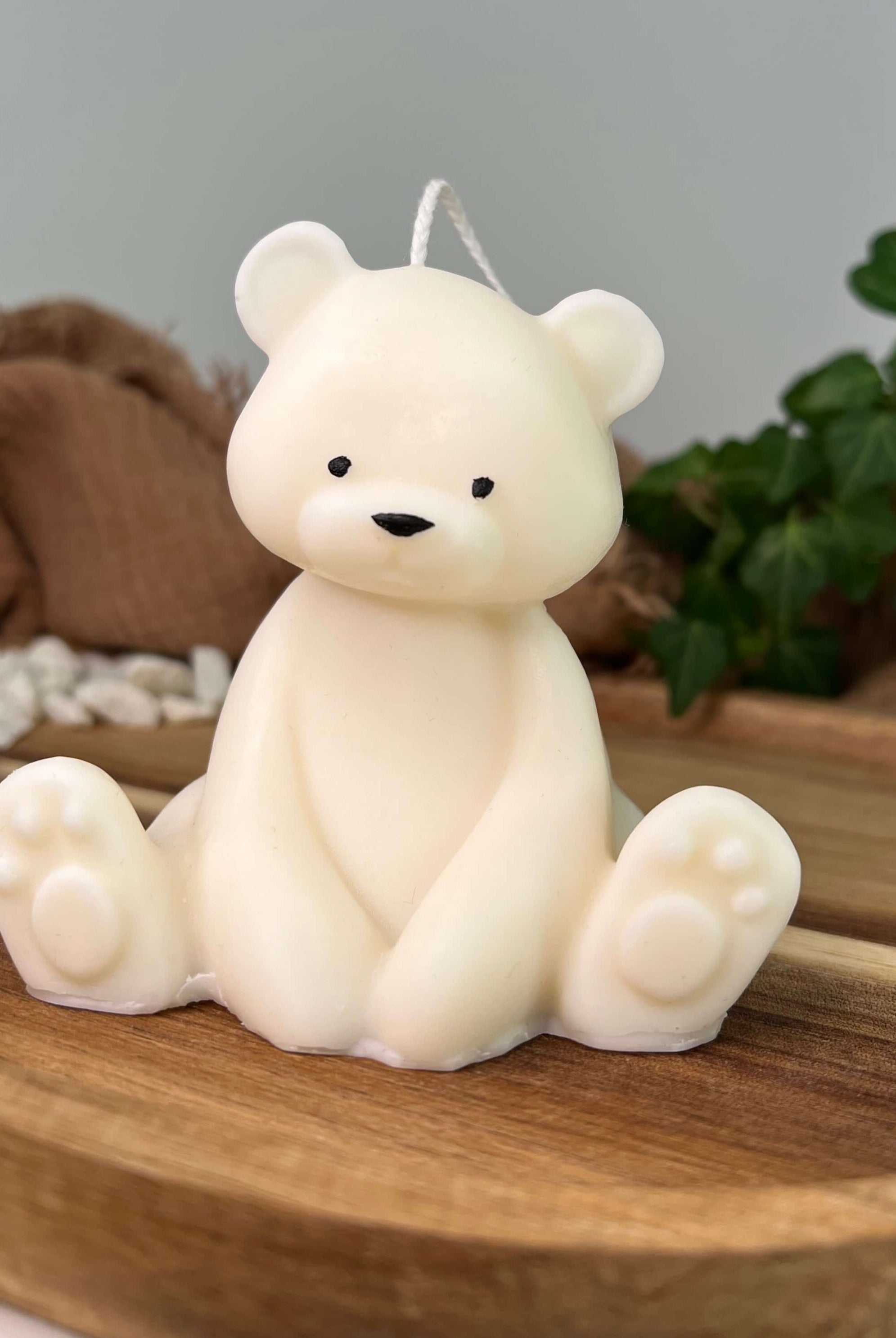 Hier sieht man unsere Teddy Twinkle Spark - Groß Kerze. Mit ihrem Teddybär Design ist sie perfekt als Dekoration geeignet. Sie ist elegant und asthetisch.