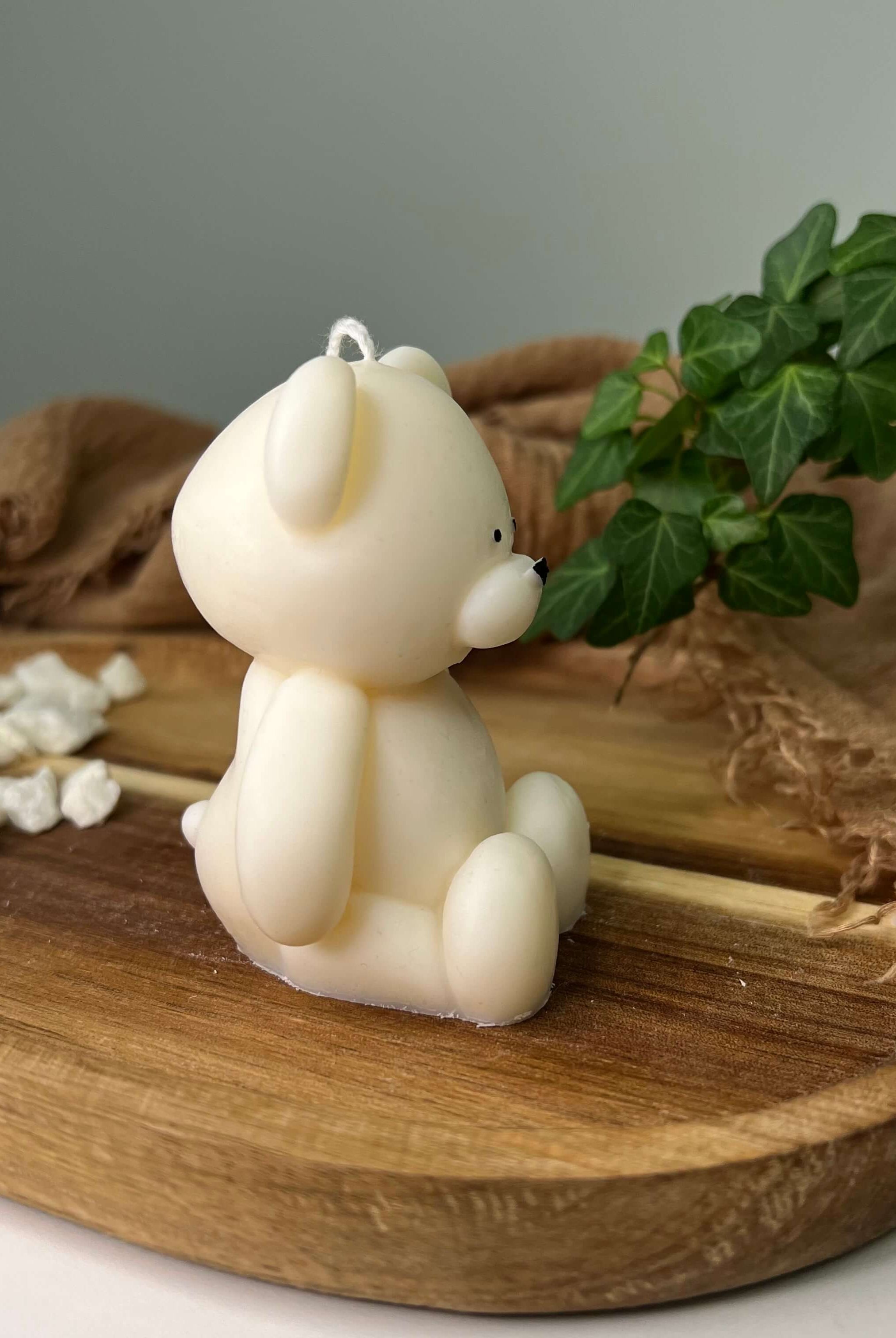 Teddy Twinkle Spark - Mittel Kerze. In unserem Kerzenshop verkaufen wir handgemachte, hochwertige Kerzen aus Sojawachs.