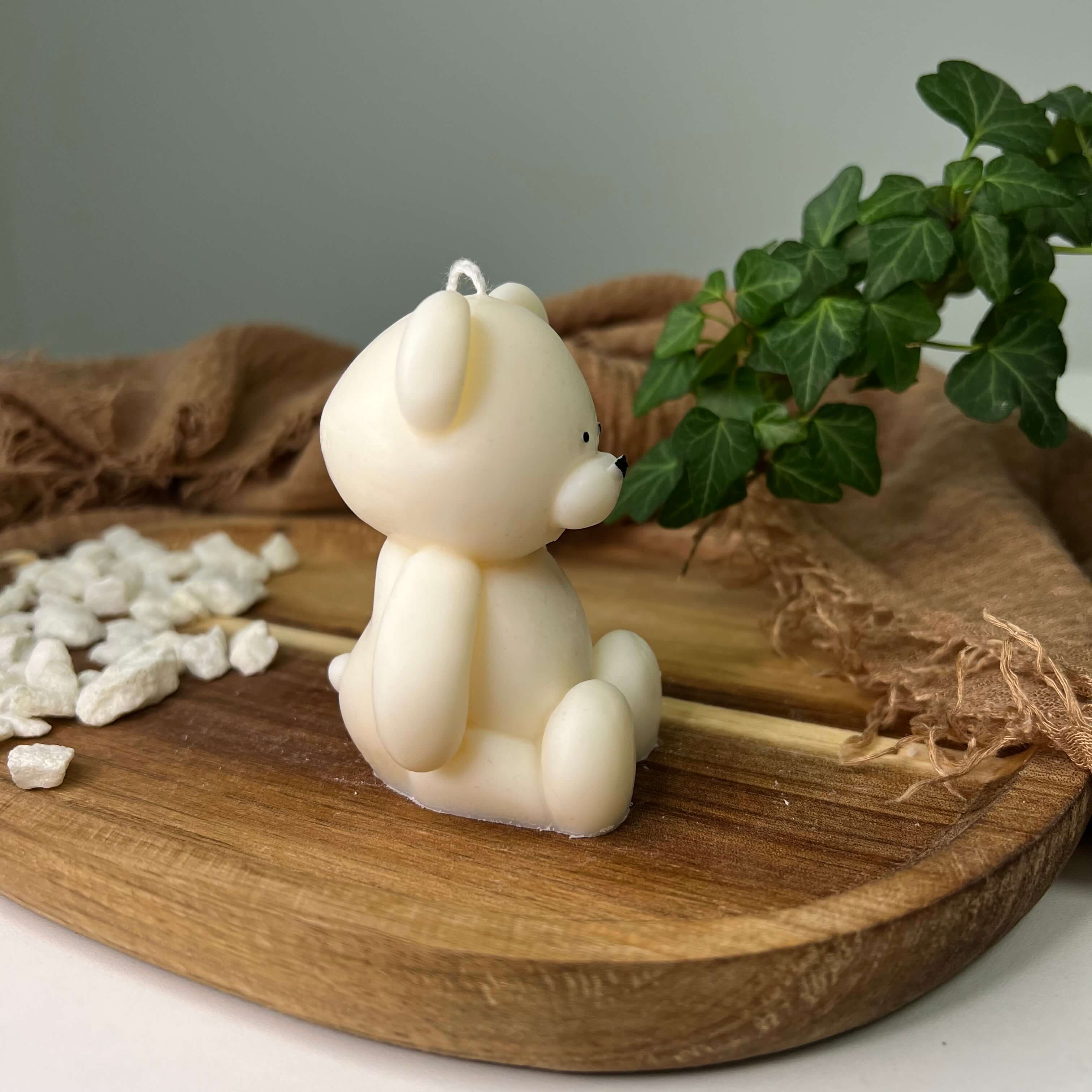 Teddy Twinkle Spark - Mittel Kerze. In unserem Kerzenshop verkaufen wir handgemachte, hochwertige Kerzen aus Sojawachs.