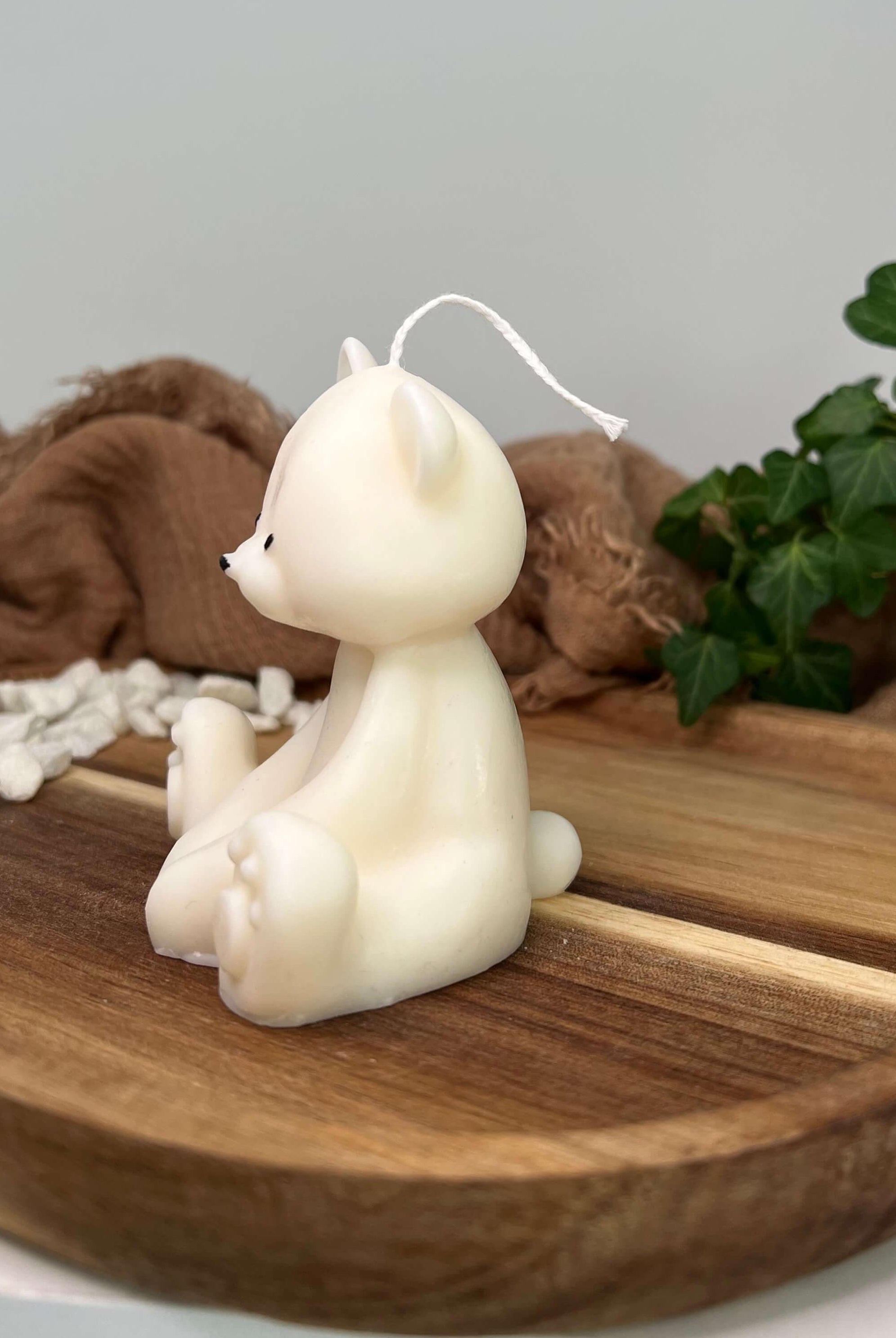 Unsere Teddy Twinkle Spark - Groß Kerze. Sie ist einzigartig und stilvoll. Handgefertigt aus Sojawachs und mit einem Teddybär Design.