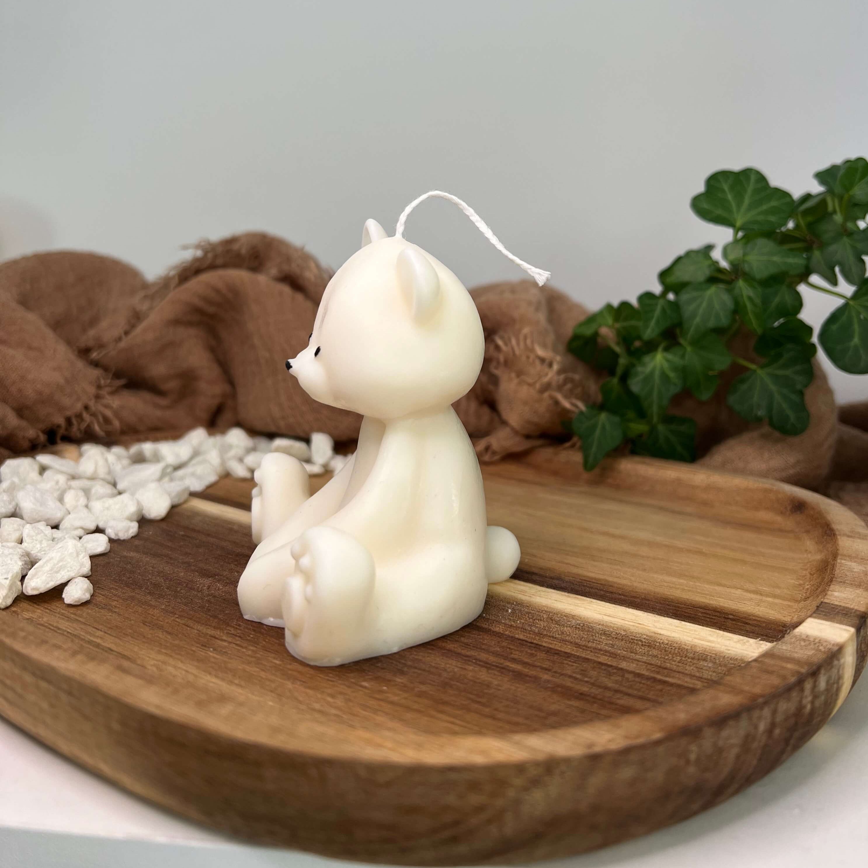 Unsere Teddy Twinkle Spark - Groß Kerze. Sie ist einzigartig und stilvoll. Handgefertigt aus Sojawachs und mit einem Teddybär Design.