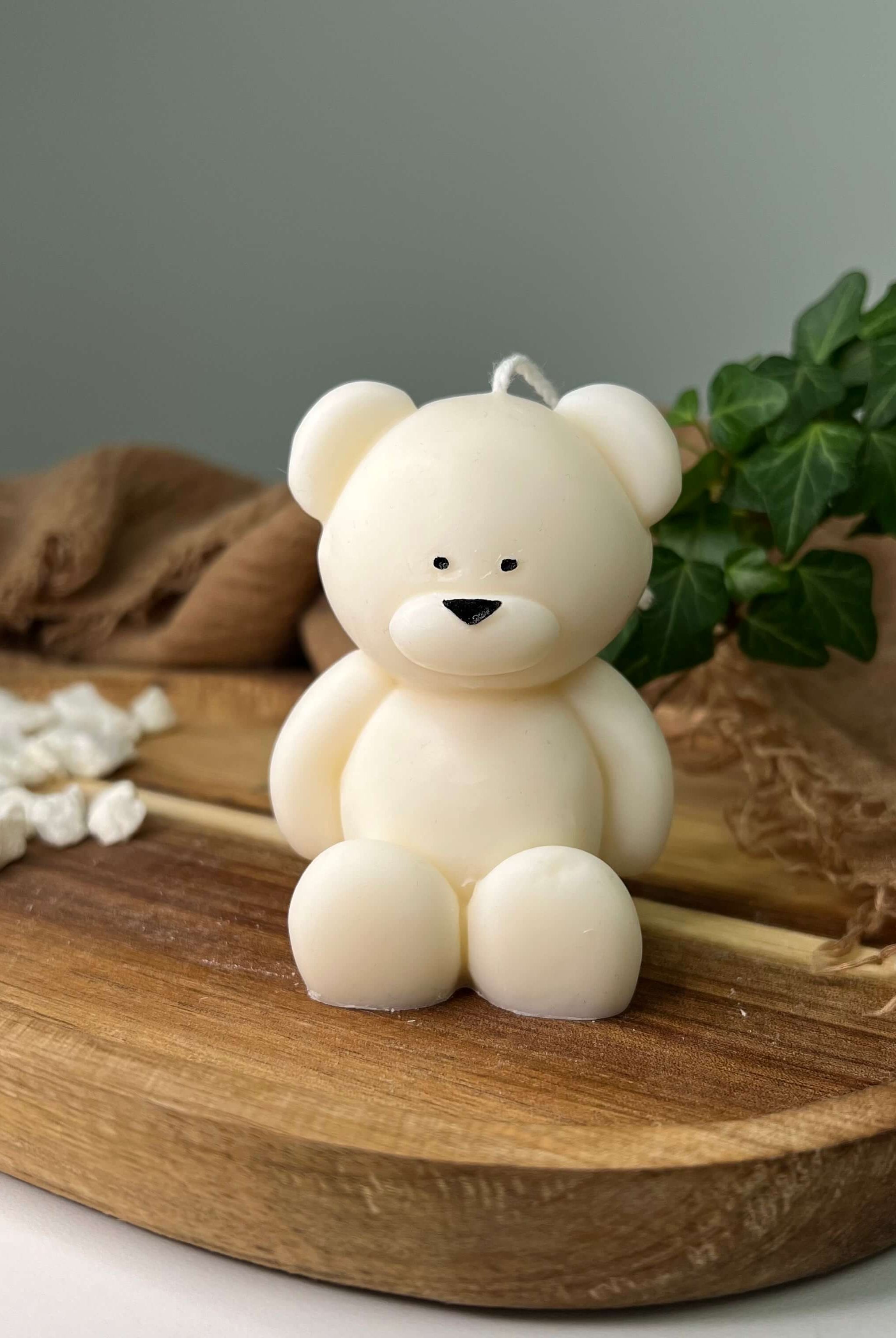 Unsere Teddy Twinkle Spark - Mittel Kerze. Sie ist einzigartig und stilvoll. Handgefertigt aus Sojawachs und mit einem Teddybär Design.