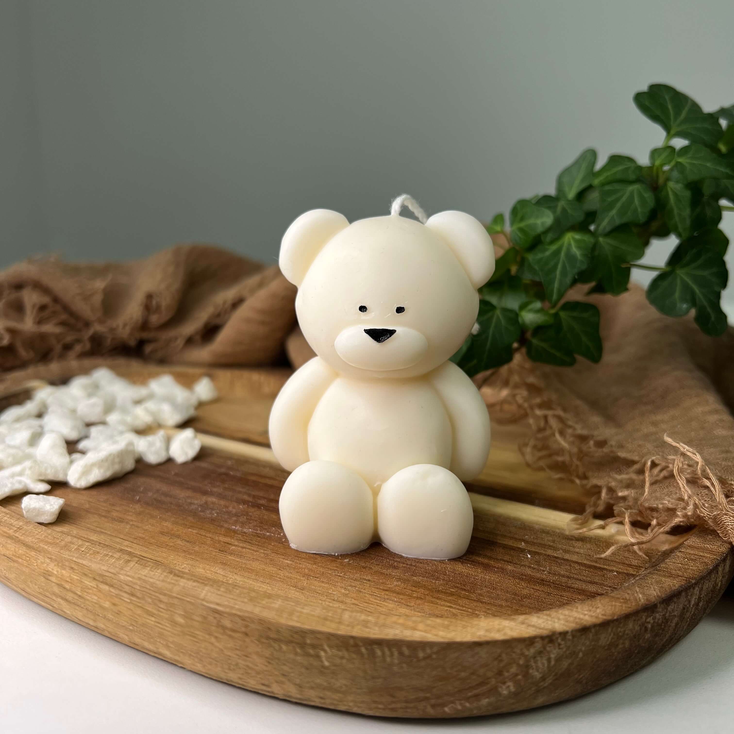 Unsere Teddy Twinkle Spark - Mittel Kerze. Sie ist einzigartig und stilvoll. Handgefertigt aus Sojawachs und mit einem Teddybär Design.