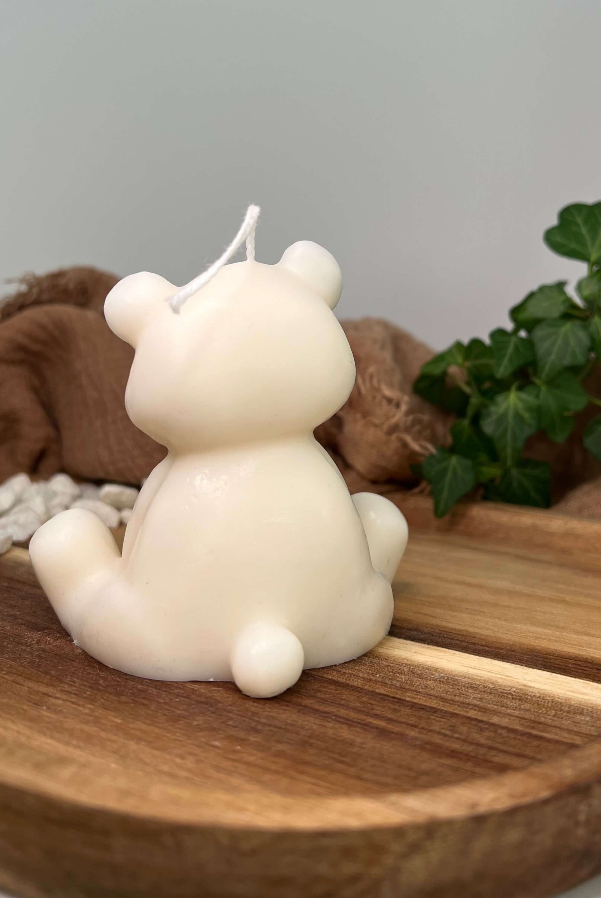 Die Teddy Twinkle Spark - Groß Kerze ist in verschiedenen Düften erhältlich. Die Düfte haben einen angenehmen und guten Geruch und sind perfekt zum entspannen. Perfekt für gemütliche Tage.