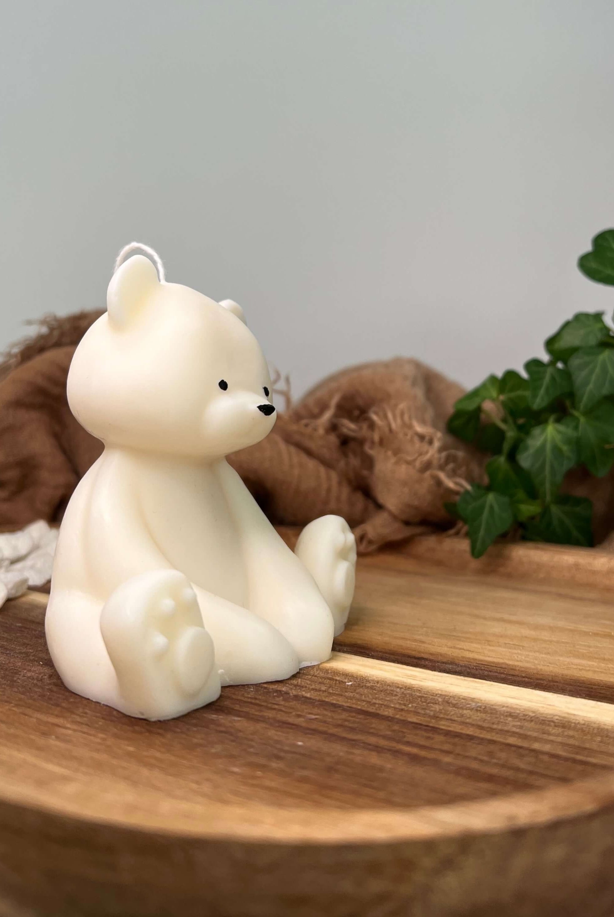 Dargestellt ist die Teddy Twinkle Spark - Groß Kerze. Sie ist perfekt als Geburtstagsgeschenk und Gastgeschenk geeignet. Mit ihrem Teddybär Design ist ist sie auch perfekt als Weihnachtsgeschenk, Ostergeschenk und Hochzeitsgeschenk geeignet. Sie ist handgemacht aus hochwertigem Sojawachs.