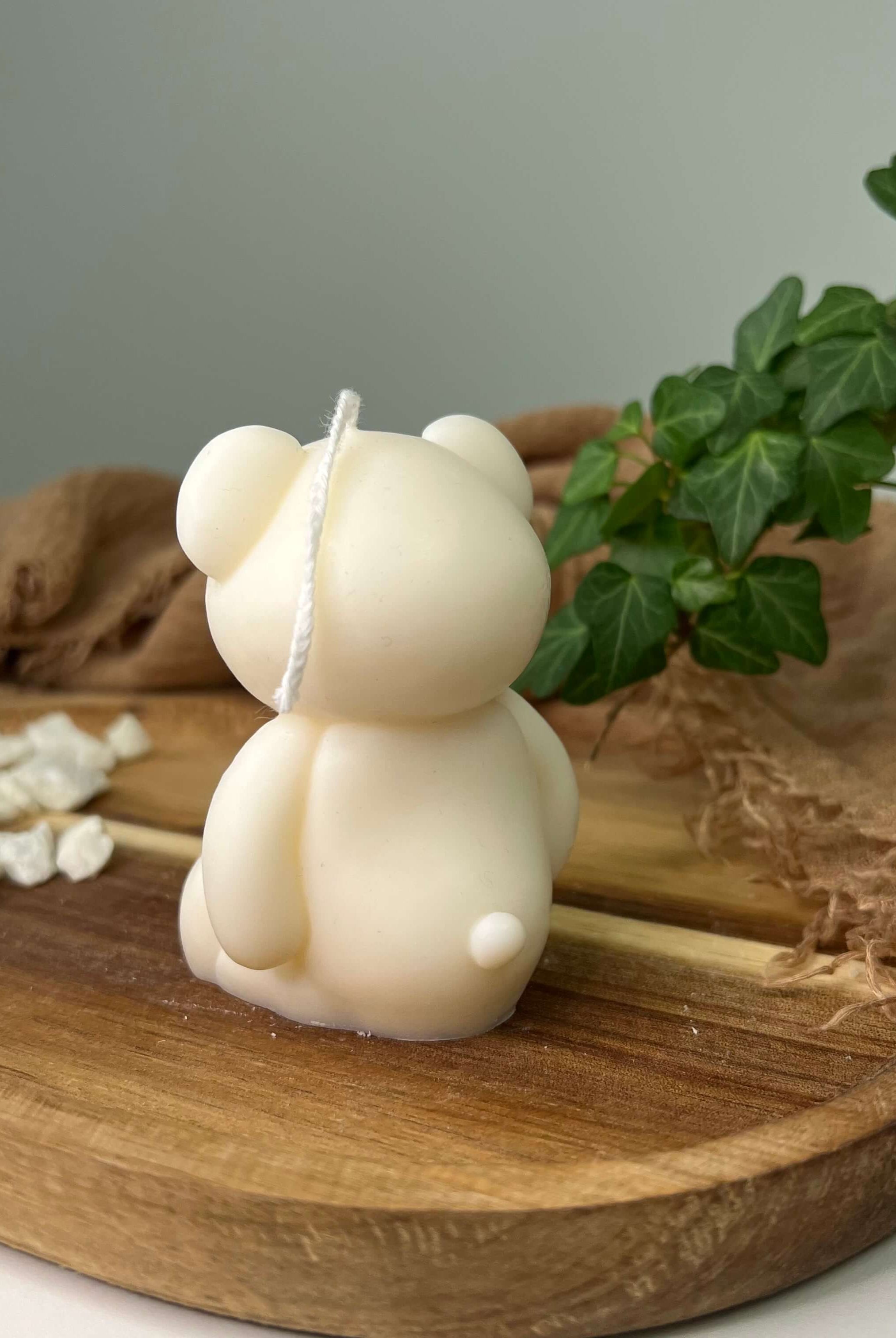 Dargestellt ist die Teddy Twinkle Spark - Mittel Kerze. Sie ist perfekt als Geburtstagsgeschenk und Gastgeschenk geeignet. Mit ihrem Teddybär Design ist ist sie auch perfekt als Weihnachtsgeschenk, Ostergeschenk und Hochzeitsgeschenk geeignet. Sie ist handgemacht aus hochwertigem Sojawachs.