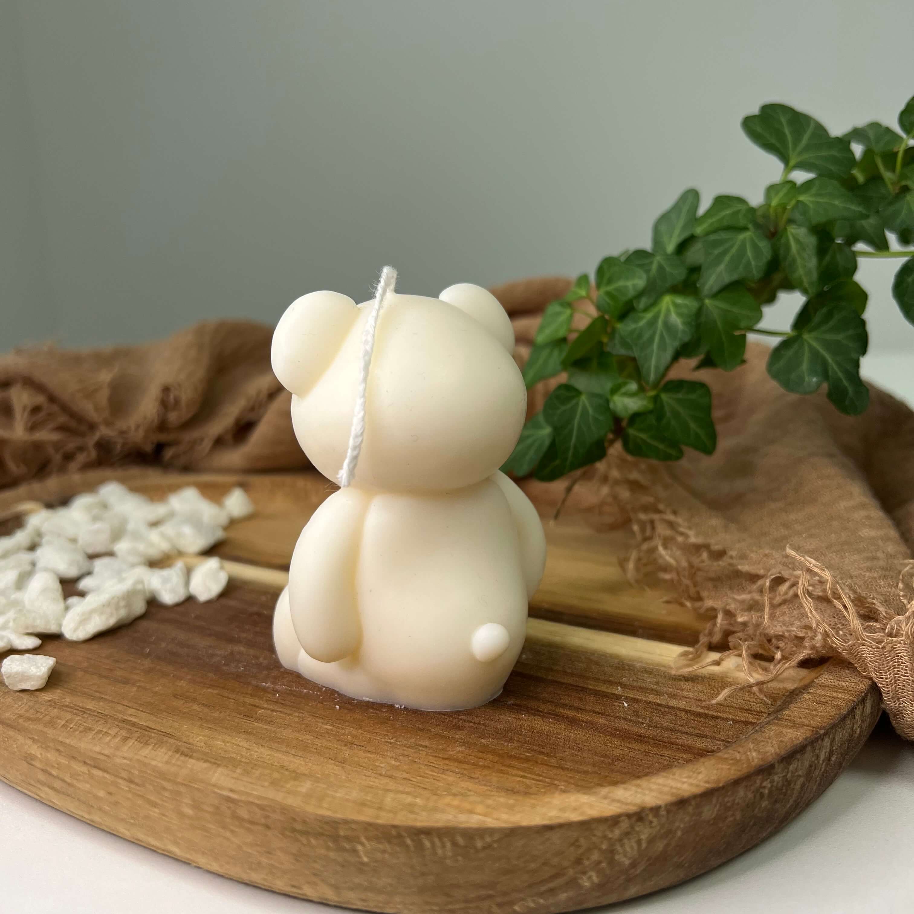 Dargestellt ist die Teddy Twinkle Spark - Mittel Kerze. Sie ist perfekt als Geburtstagsgeschenk und Gastgeschenk geeignet. Mit ihrem Teddybär Design ist ist sie auch perfekt als Weihnachtsgeschenk, Ostergeschenk und Hochzeitsgeschenk geeignet. Sie ist handgemacht aus hochwertigem Sojawachs.