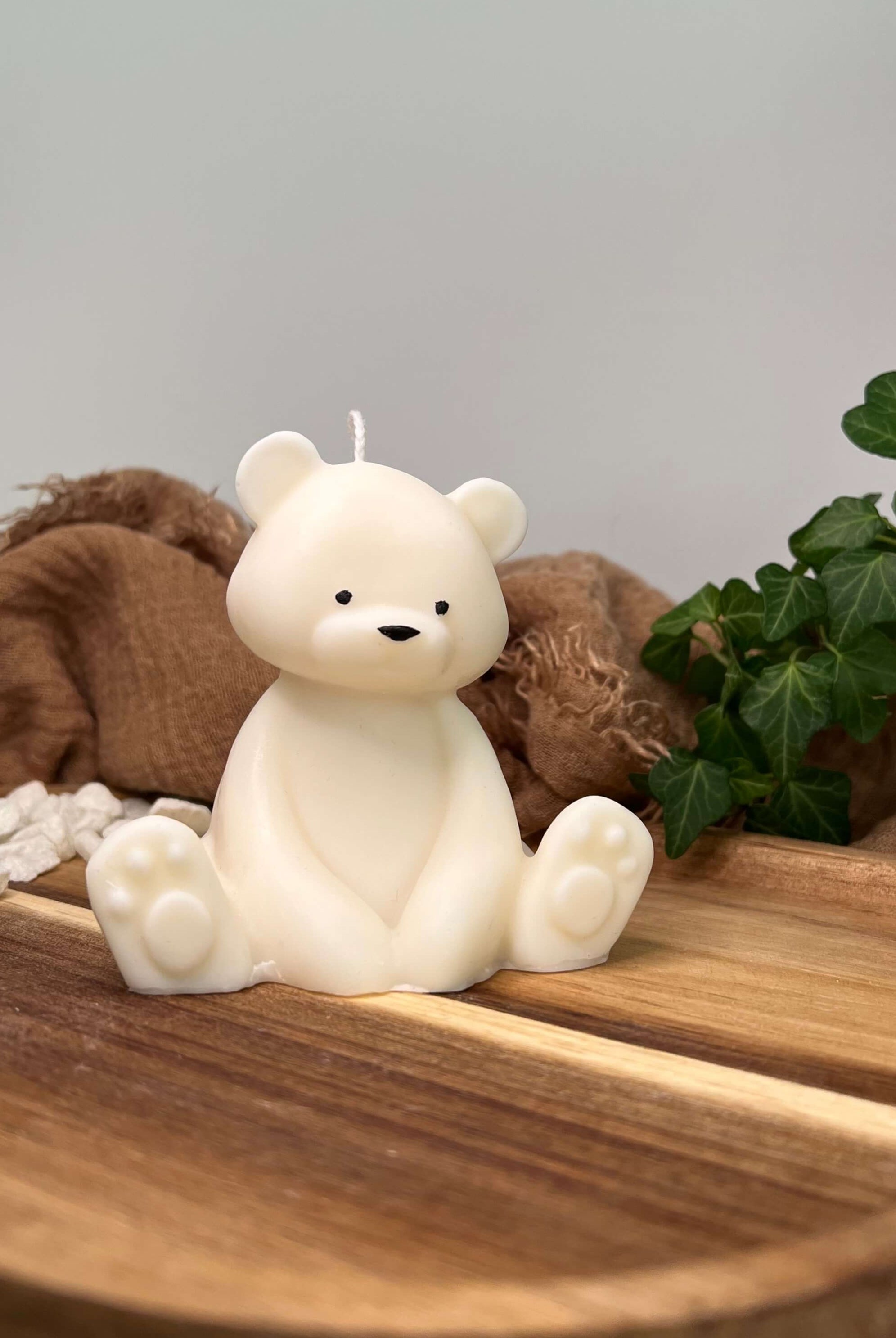 Teddy Twinkle Spark - Groß Kerze. In unserem Kerzenshop verkaufen wir handgemachte, hochwertige Kerzen aus Sojawachs.