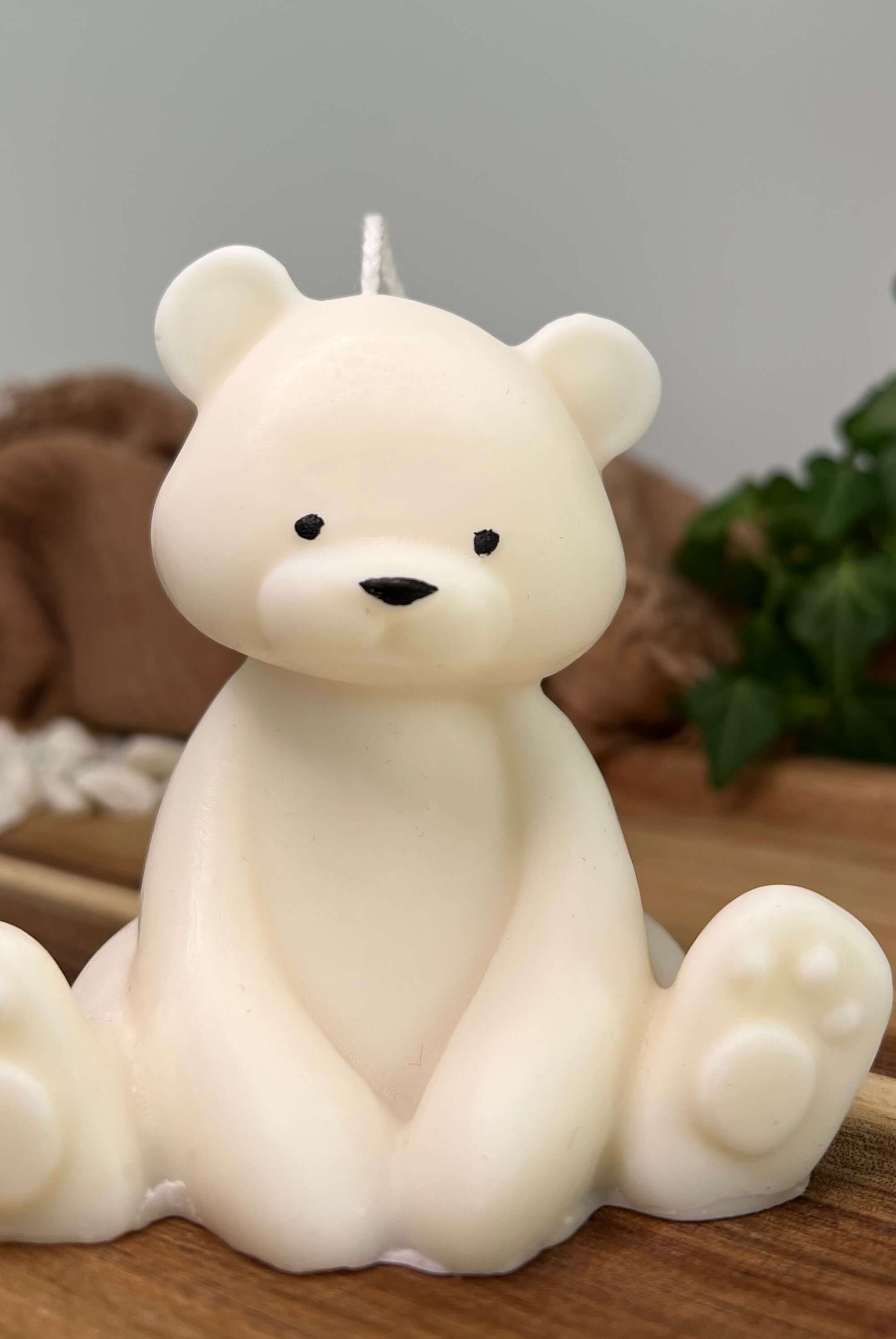 Die Teddy Twinkle Spark - Groß Kerze ist ideal als Deko für jedes Zuhause. Ihr Bär Design zieht jeden Blick auf sich.
