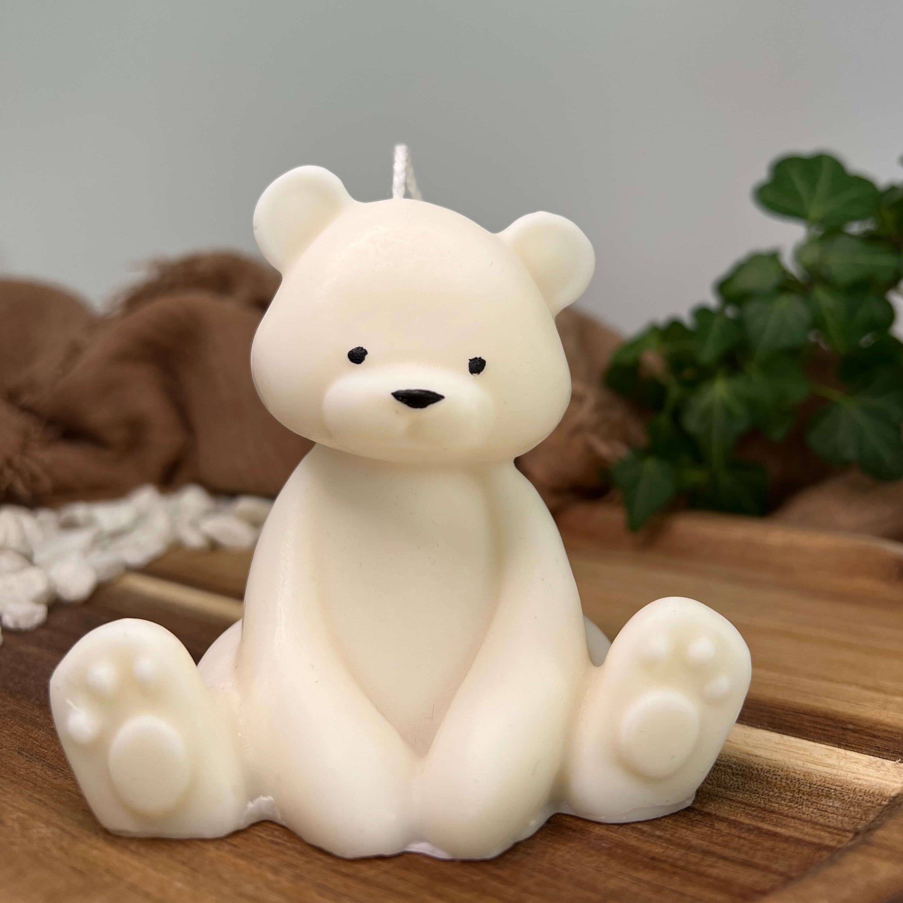 Die Teddy Twinkle Spark - Groß Kerze ist ideal als Deko für jedes Zuhause. Ihr Bär Design zieht jeden Blick auf sich.