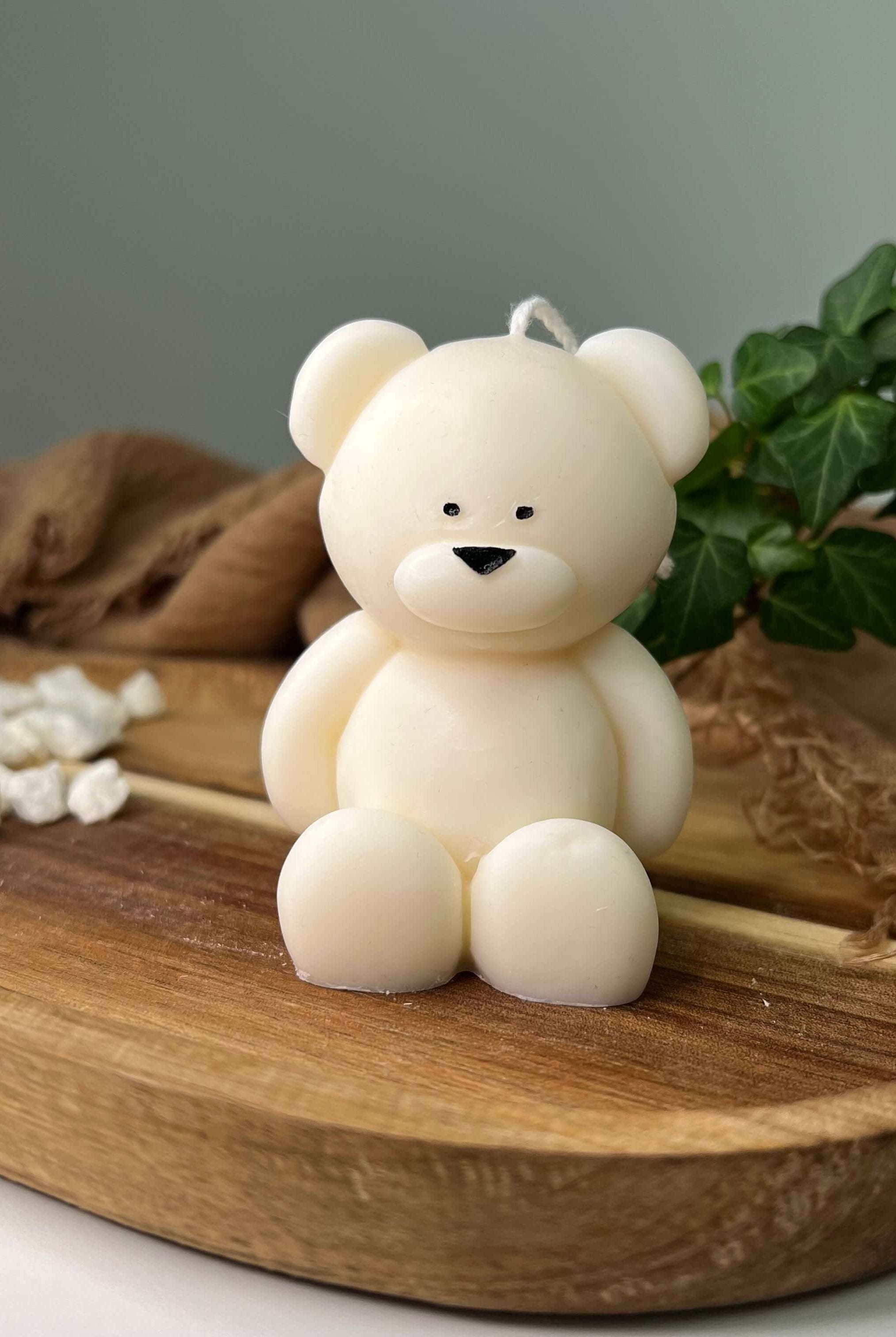 Hier sieht man unsere Teddy Twinkle Spark - Mittel Kerze. Mit ihrem Teddybär Design ist sie perfekt als Dekoration geeignet. Sie ist elegant und asthetisch.