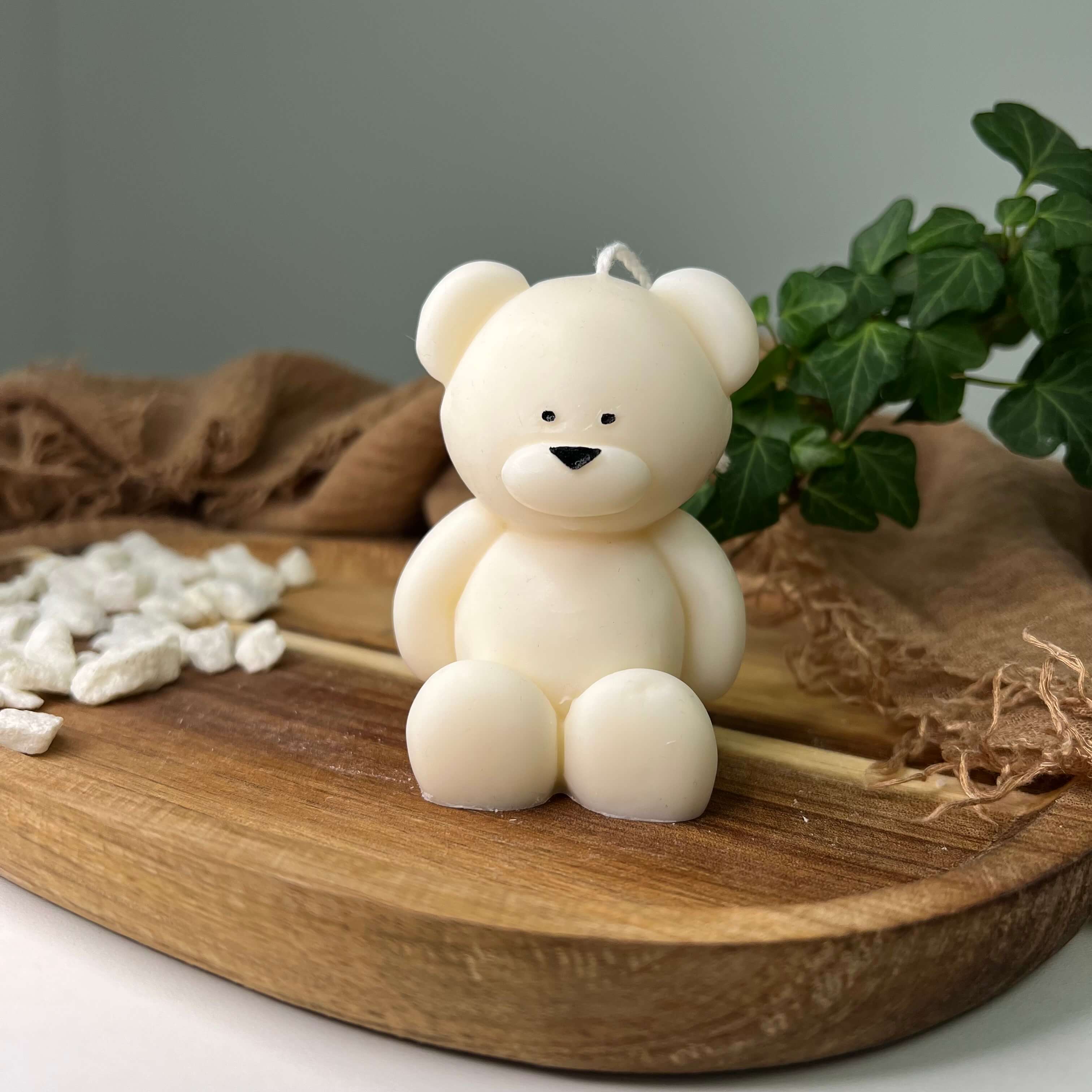 Hier sieht man unsere Teddy Twinkle Spark - Mittel Kerze. Mit ihrem Teddybär Design ist sie perfekt als Dekoration geeignet. Sie ist elegant und asthetisch.