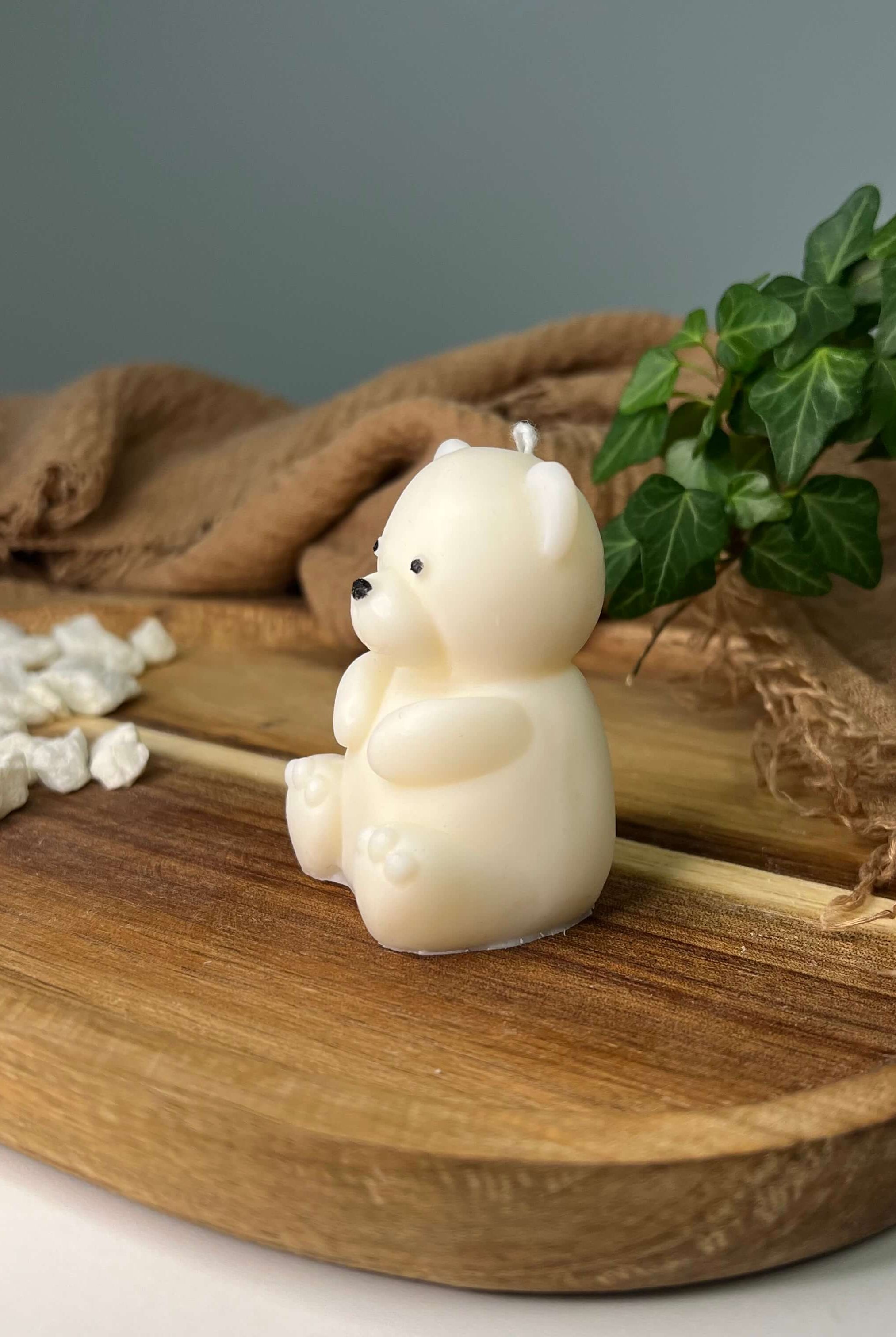 Dargestellt ist die Teddy Twinkle Spark - Klein Kerze. Sie ist perfekt als Geburtstagsgeschenk und Gastgeschenk geeignet. Mit ihrem Teddybär Design ist ist sie auch perfekt als Weihnachtsgeschenk, Ostergeschenk und Hochzeitsgeschenk geeignet. Sie ist handgemacht aus hochwertigem Sojawachs.