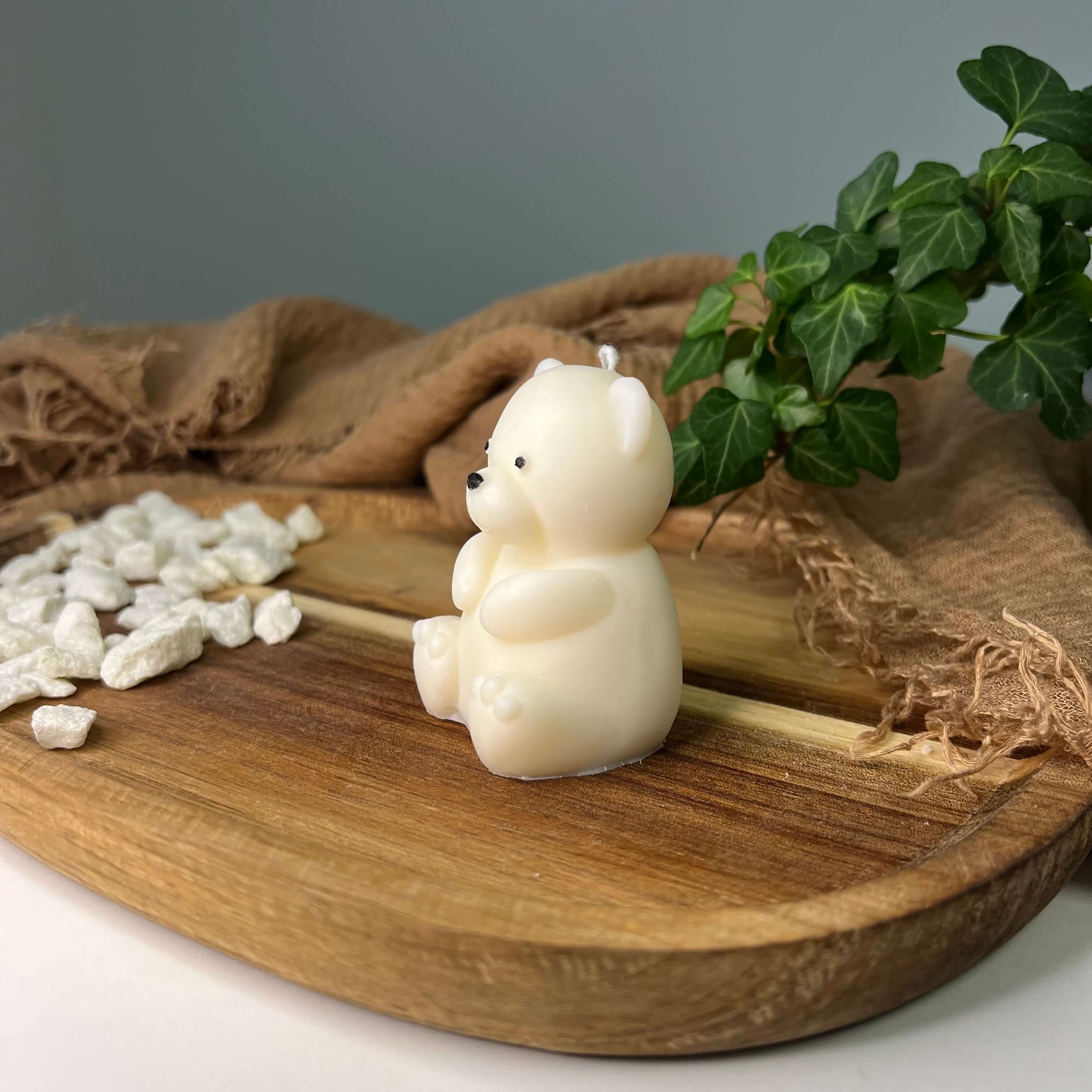 Dargestellt ist die Teddy Twinkle Spark - Klein Kerze. Sie ist perfekt als Geburtstagsgeschenk und Gastgeschenk geeignet. Mit ihrem Teddybär Design ist ist sie auch perfekt als Weihnachtsgeschenk, Ostergeschenk und Hochzeitsgeschenk geeignet. Sie ist handgemacht aus hochwertigem Sojawachs.