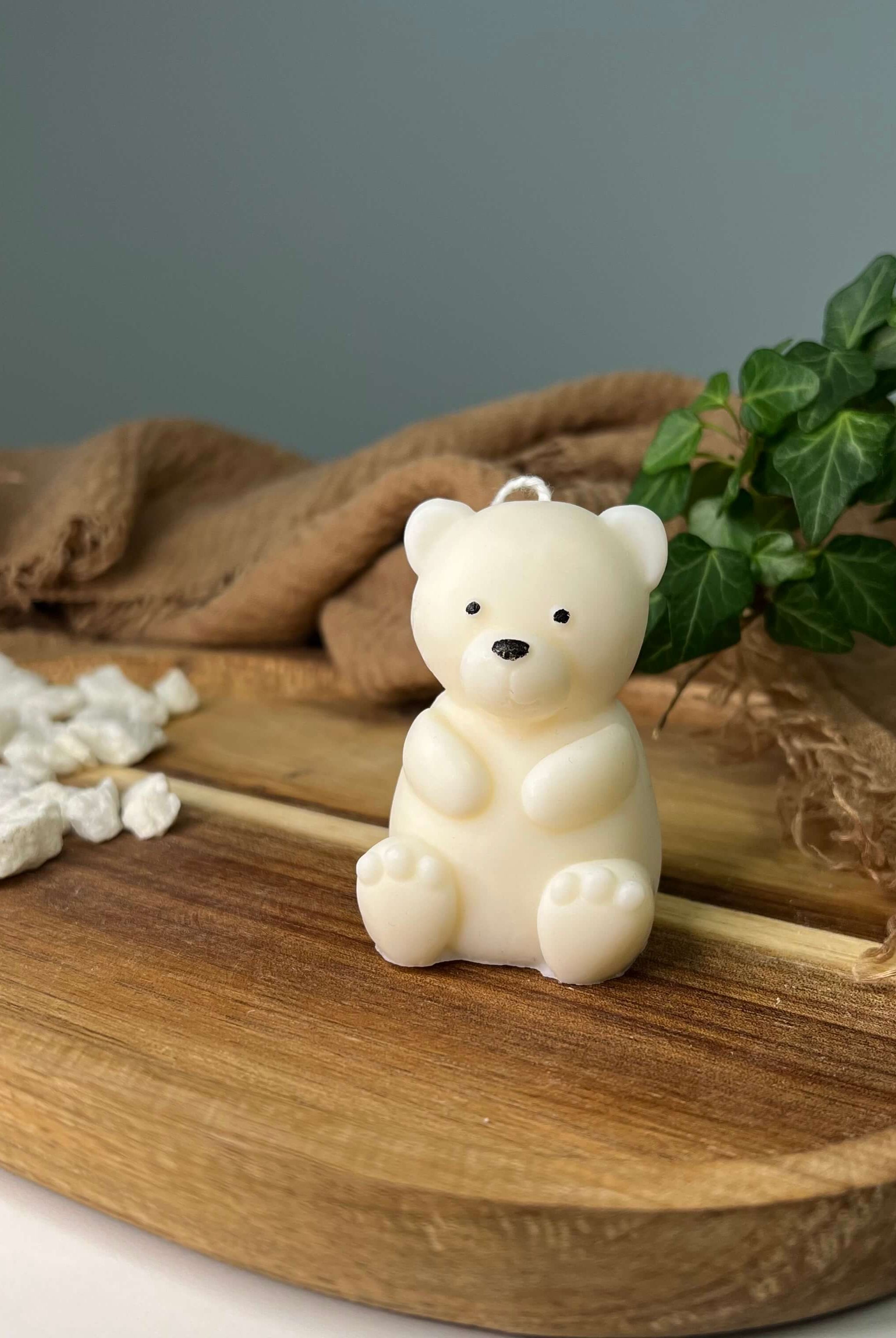 Hier sieht man unsere Teddy Twinkle Spark - Klein Kerze. Mit ihrem Teddybär Design ist sie perfekt als Dekoration geeignet. Sie ist elegant und asthetisch.