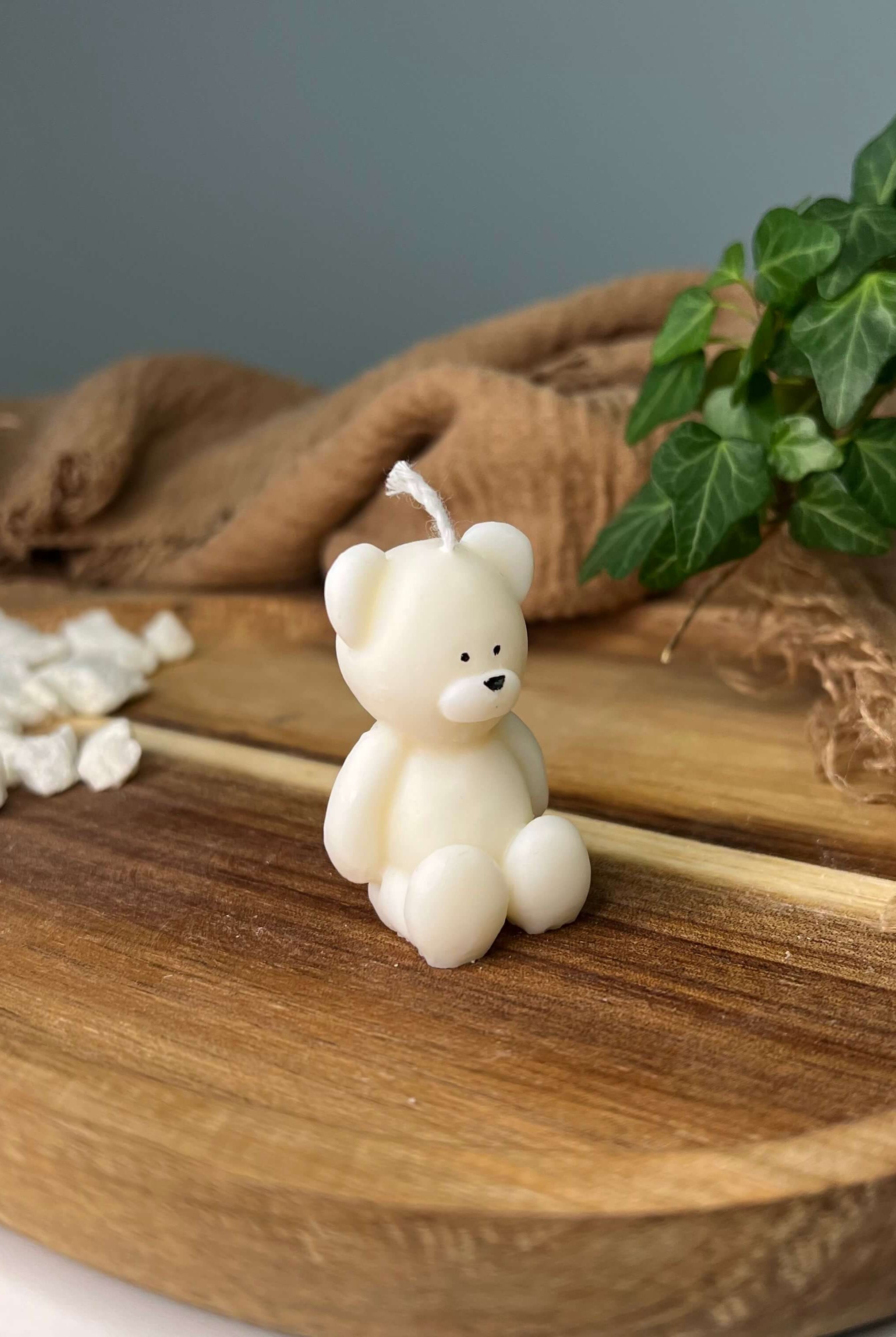 Unsere Teddy Twinkle Spark - Mini Kerze. Sie ist einzigartig und stilvoll. Handgefertigt aus Sojawachs und mit einem Teddybär Design.