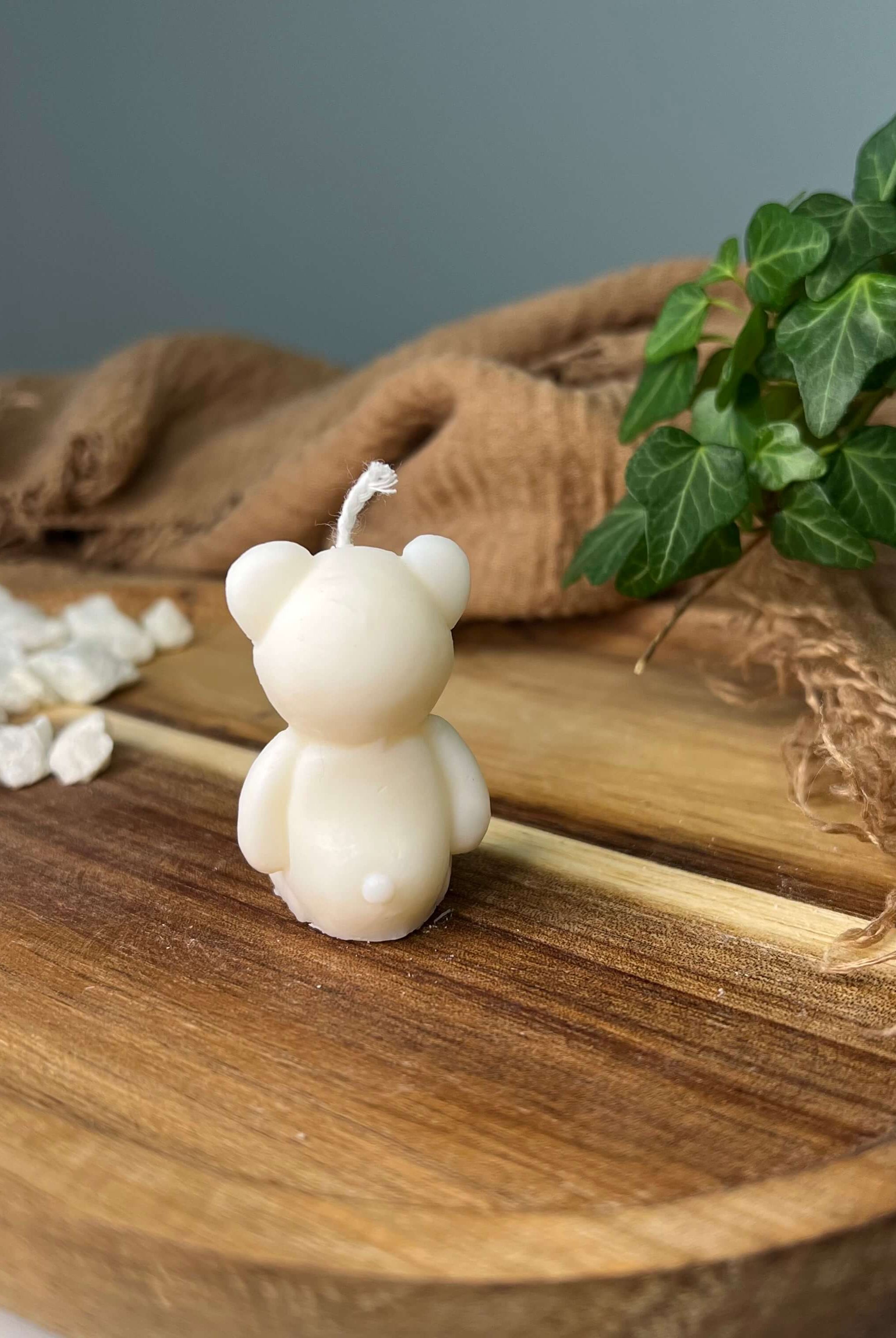 Dargestellt ist die Teddy Twinkle Spark - Mini Kerze. Sie ist perfekt als Geburtstagsgeschenk und Gastgeschenk geeignet. Mit ihrem Teddybär Design ist ist sie auch perfekt als Weihnachtsgeschenk, Ostergeschenk und Hochzeitsgeschenk geeignet. Sie ist handgemacht aus hochwertigem Sojawachs.