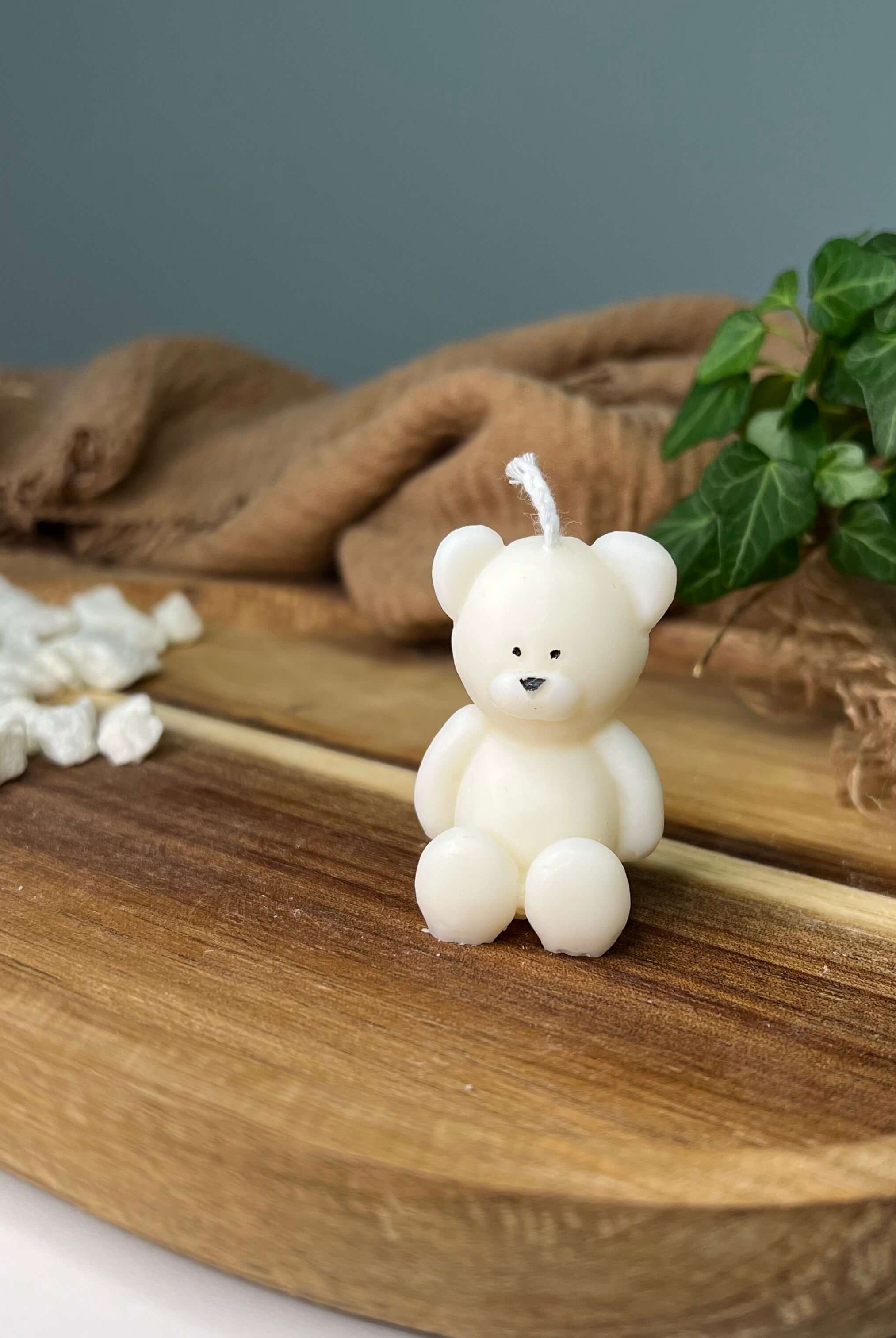 Hier sieht man unsere Teddy Twinkle Spark - Mini Kerze. Mit ihrem Teddybär Design ist sie perfekt als Dekoration geeignet. Sie ist elegant und asthetisch.