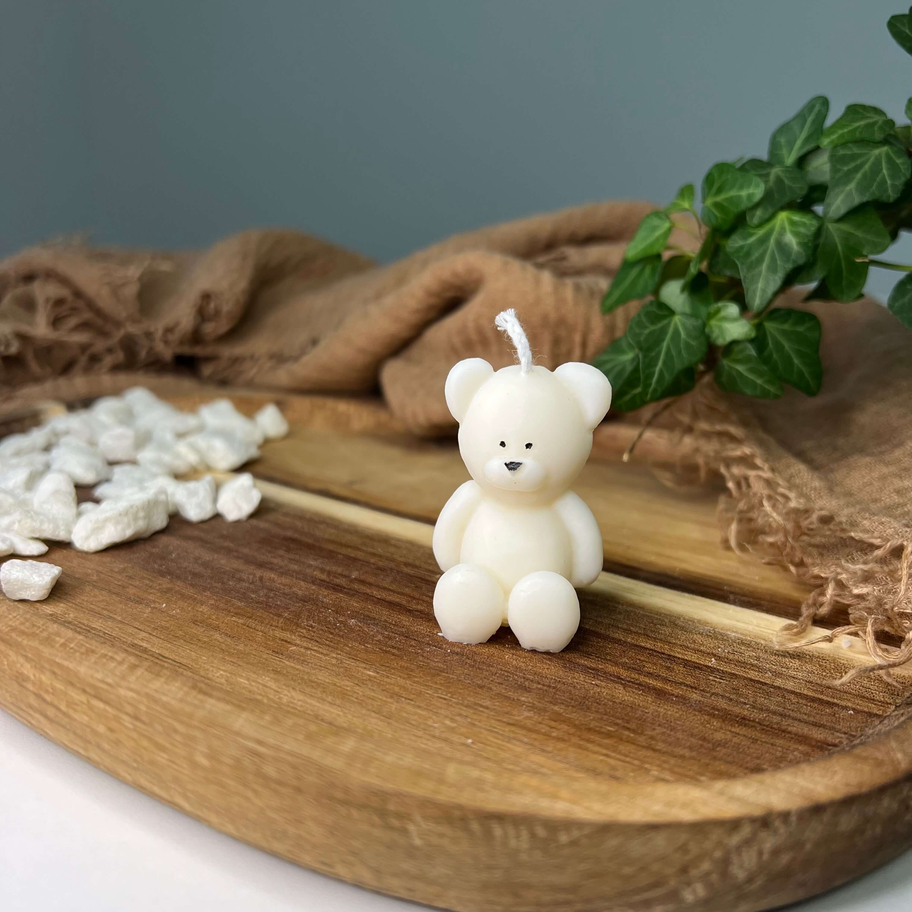 Hier sieht man unsere Teddy Twinkle Spark - Mini Kerze. Mit ihrem Teddybär Design ist sie perfekt als Dekoration geeignet. Sie ist elegant und asthetisch.