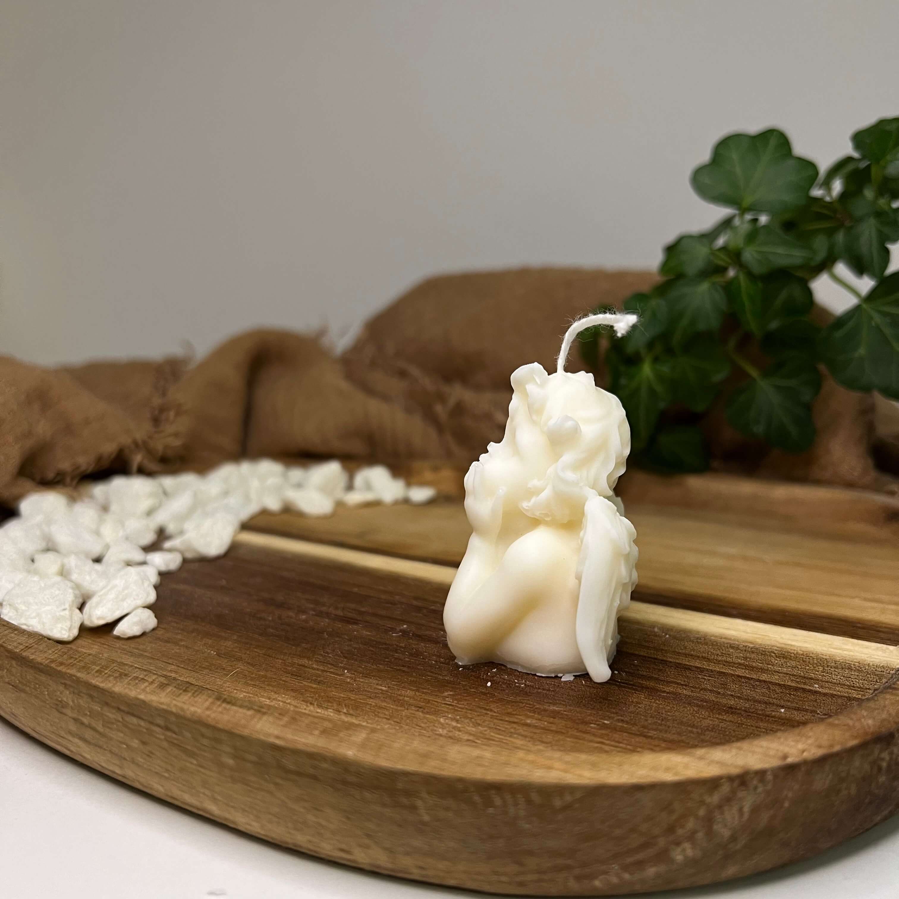 Die Thoughtful Celestial Babe Kerze ist mit ihrem Engel Design perfekt als Osterkerze, Weihnachtskerze, Geburtstagskerze, Verlobungskerze und Hochzeitskerze geeignet. Ihr einzigartiges und stilvolles Design machen sie zu einem Unikat.