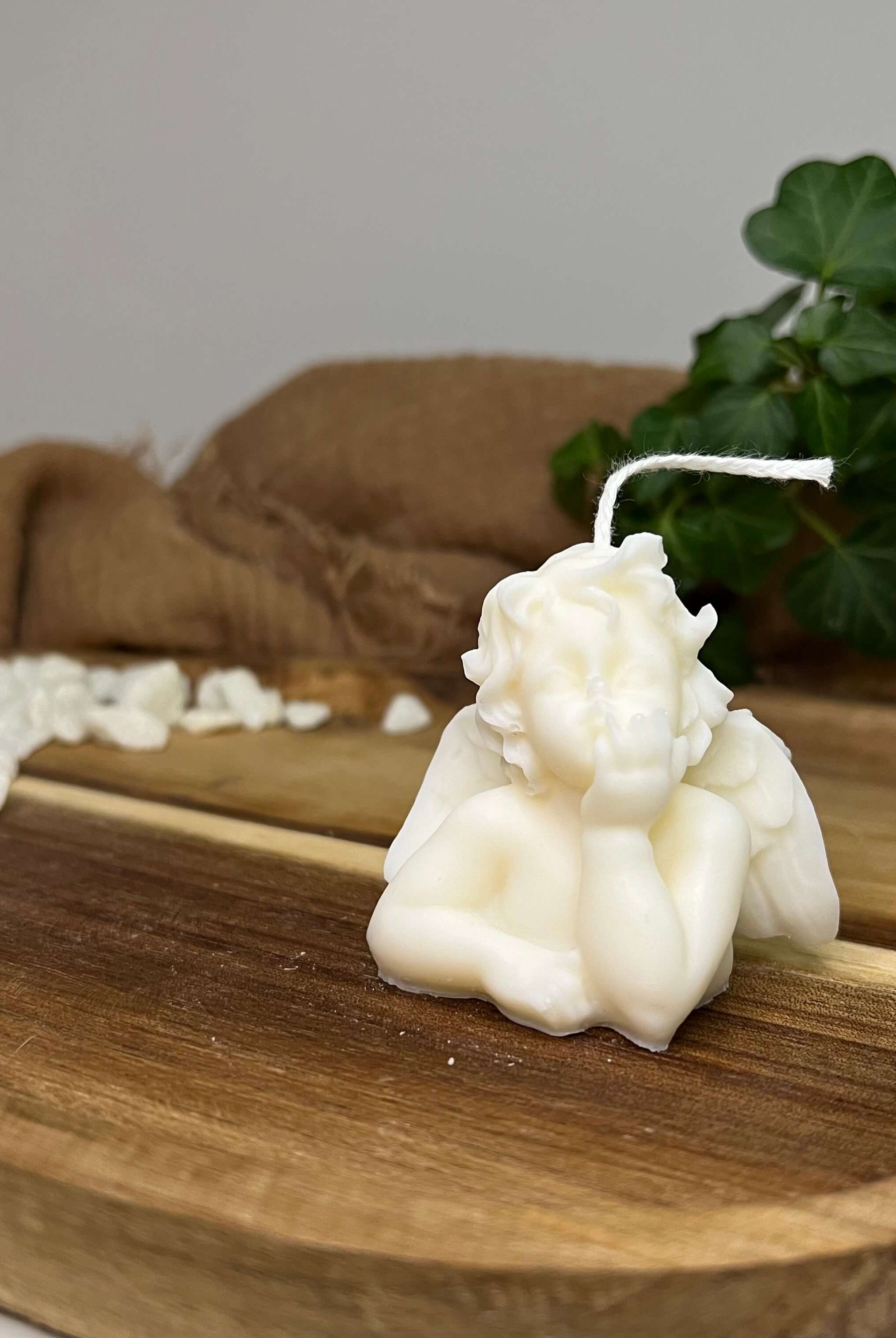 Hier sieht man unsere Thoughtful Celestial Babe Kerze. Diese Engels Kerze ist perfekt als Dekoration geeignet. Sie sieht elegant und ästhetisch aus. Handgefertigt aus hochwertigem Sojawachs.