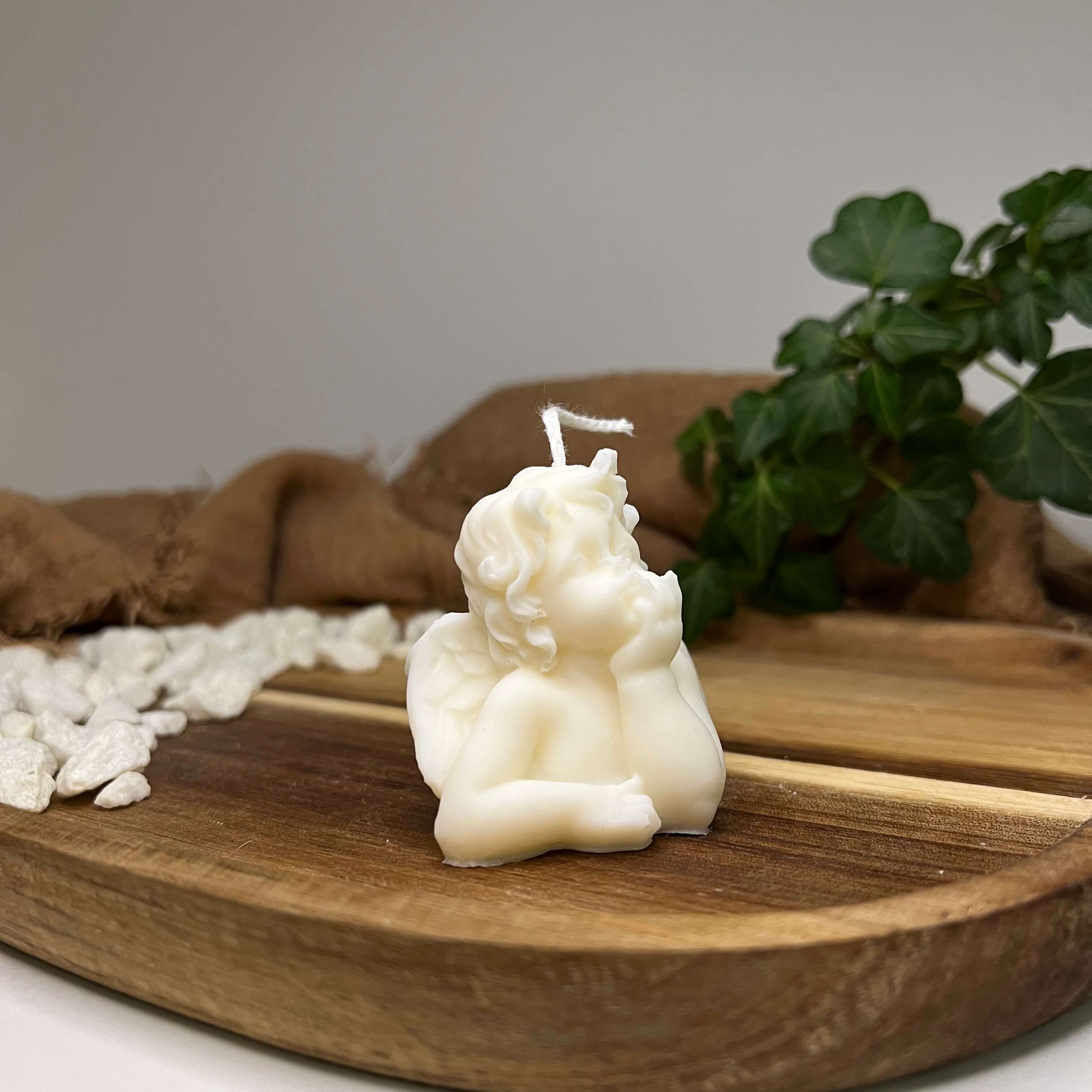 Unsere Thoughtful Celestial Babe Kerze. Diese Baby Duftkerze ist in verschiedenen Düften erhältlich. Die Düfte haben einen angenehmen und beruhigenden Geruch. Perfekt für gemütliche und entspannte Tage.