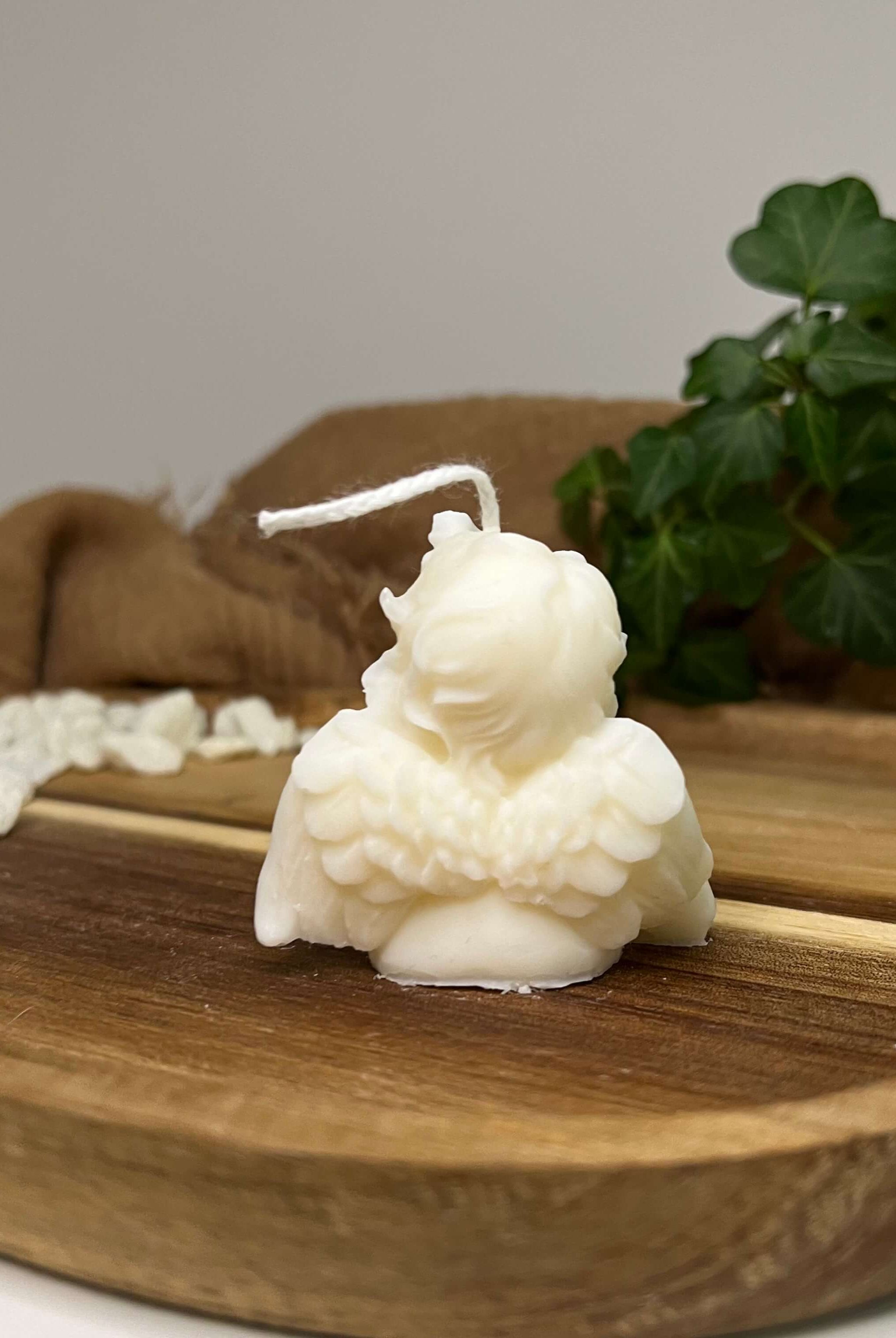 Thoughtful Celestial Babe Kerze. Sie ist handgemacht aus nachhaltigem Sojawachs. Zudem ist sie perfekt als Gastgeschenk geeignet. Auch ideal als Ostergeschenk, Weihnachtsgeschenk oder für Valentinstag.