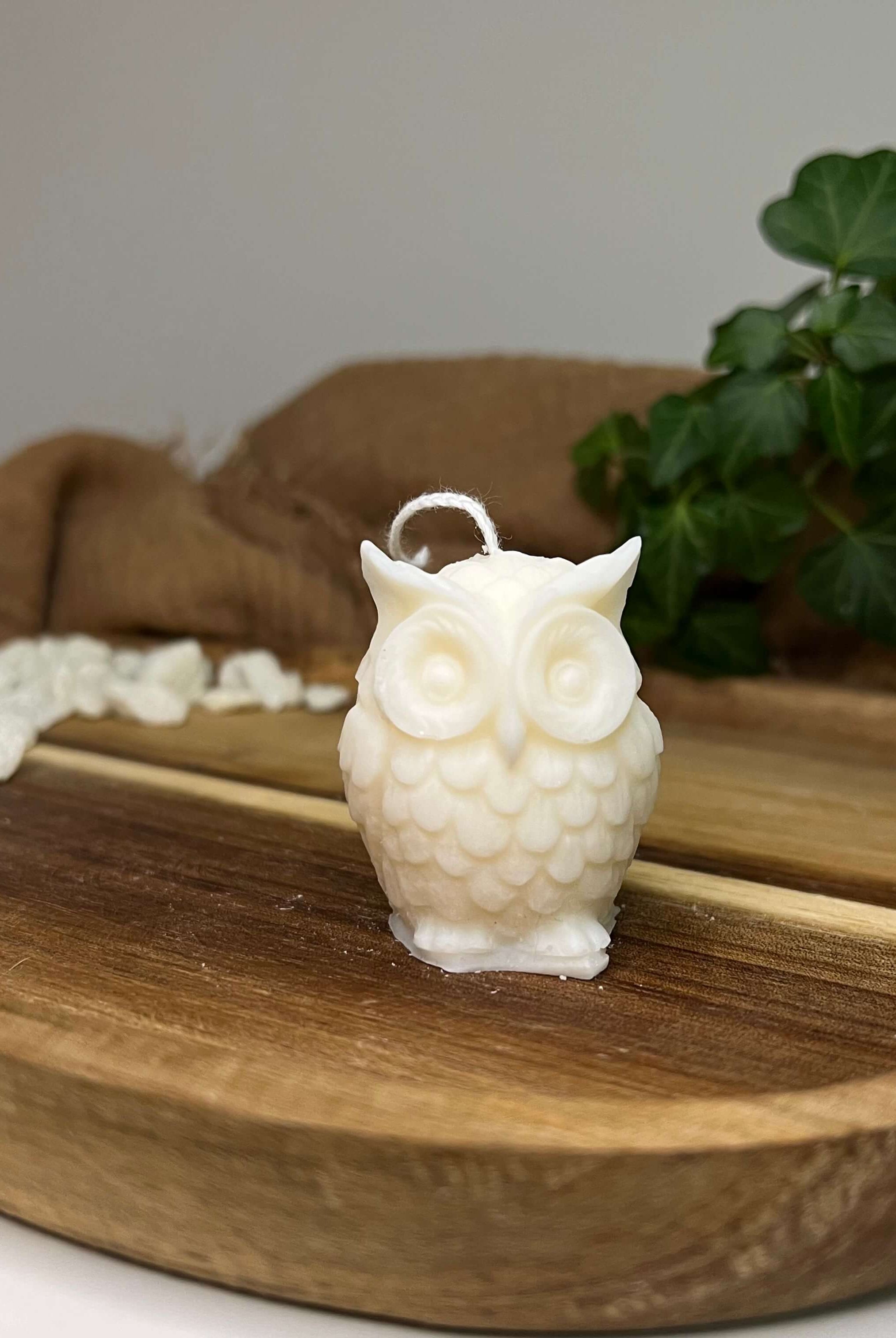 Hier sieht man unsere Twilight Owl Kerze. Mit ihrem Eulen Design ist sie perfekt als Dekoration geeignet. Sie sieht elegant und ästhetisch aus.