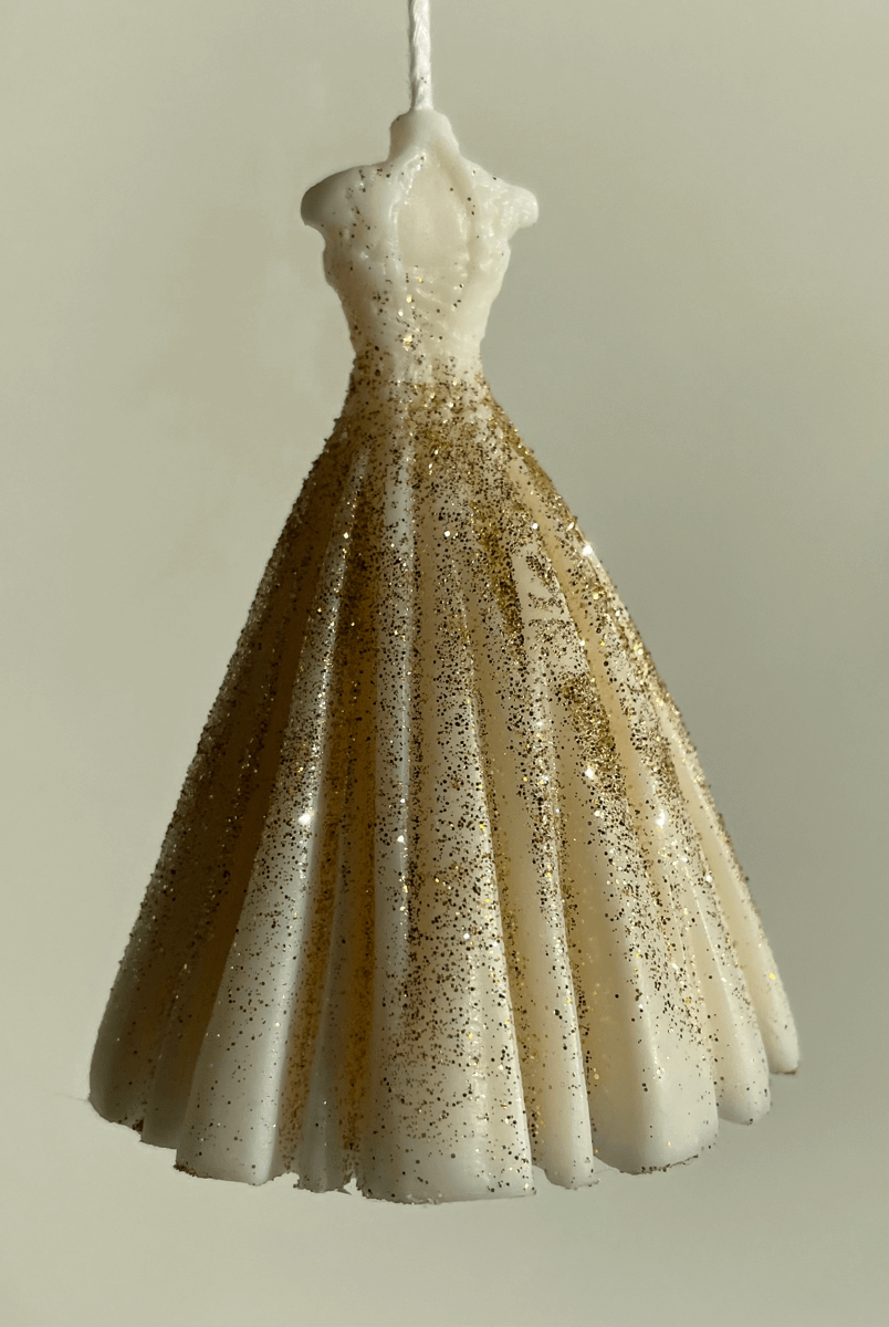 Wedding Bliss Luminary Hochzeitskleid Kerze. Sie ist das perfekte Gastgeschenk, Verlobungsgeschenk und Hochzeitsgeschenk. Handgefertigt aus hochwertigem Sojawachs. In der Farbe weiß-gold.