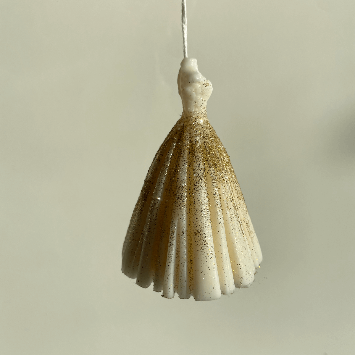 Unsere Hochzeitskleid Duftkerze Wedding Bliss Luminary. Sie ist in verschiedenen Düften erhältlich. Die Düfte haben einen angenehmen und beruhigenden Geruch. Sie ist perfekt für entspannte und gemütliche Tage. In weiß-gold.