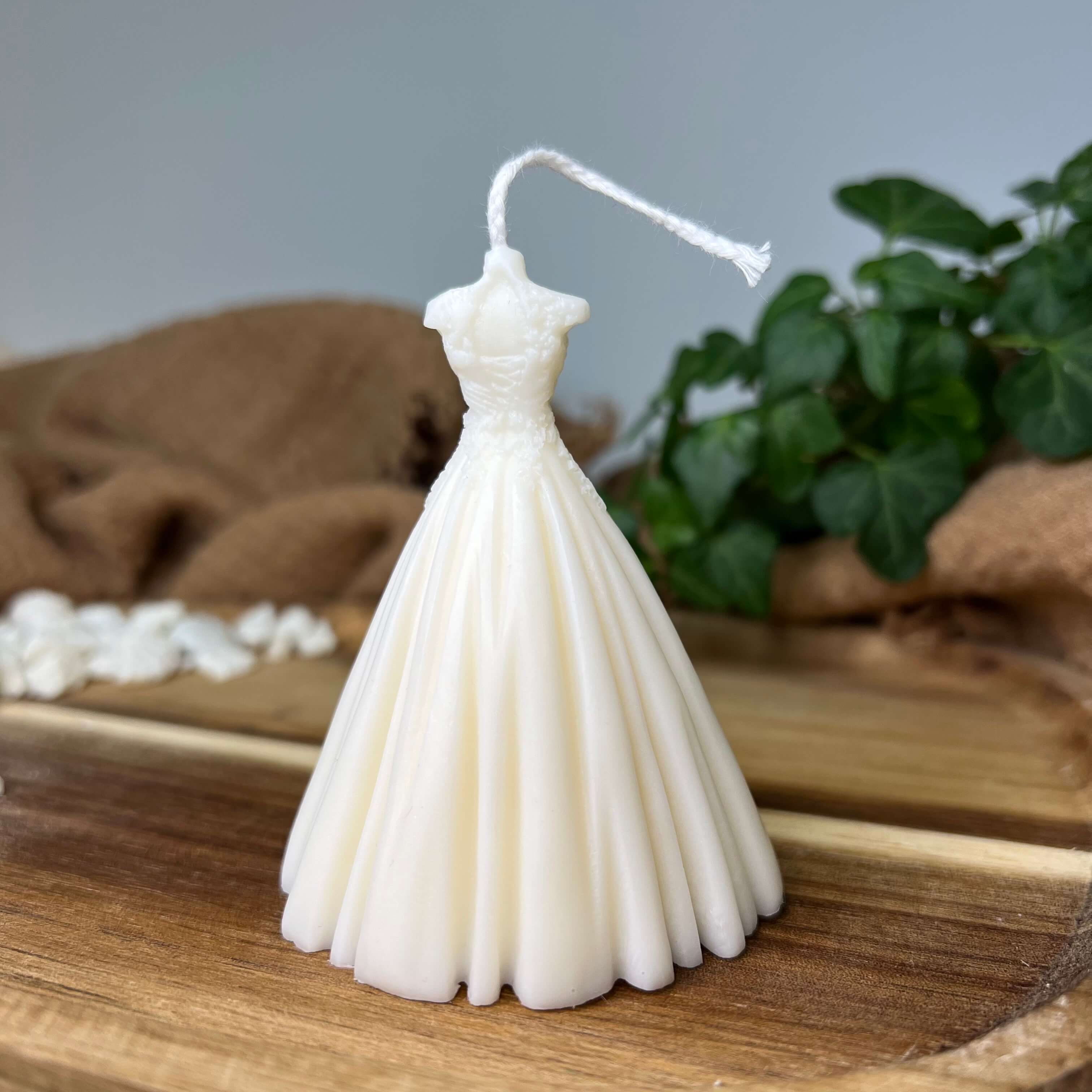 Hier sieht man unsere Wedding Bliss Luminary. Das Hochzeitskleid Design macht sie zur perfekten Dekoration. Sie sieht elegant und ästhetisch aus.