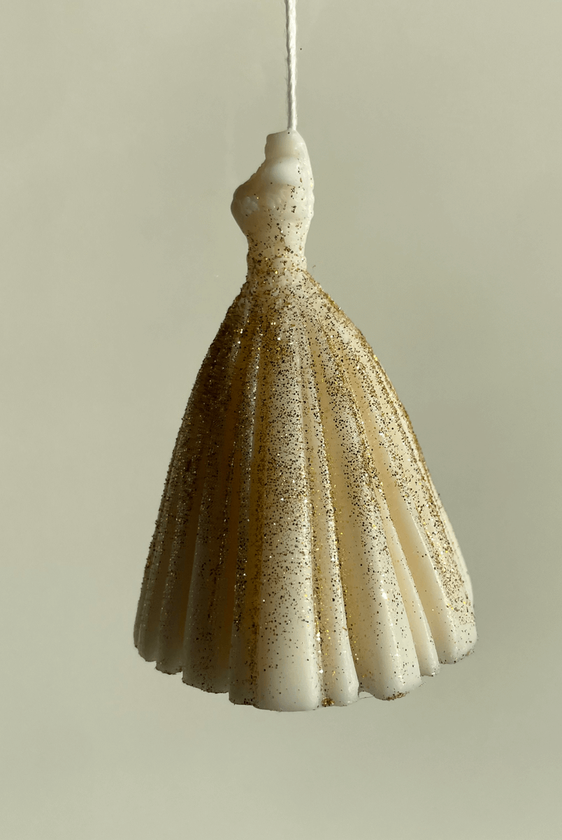 Die Wedding Bliss Luminary Kerze ist mit dem Hochzeitskleid Design die perfekte Hochzeitskerze und Verlobungskerze. Sie ist einzigartig und stilvoll. Ein wahres Unikat. In weiß-gold.