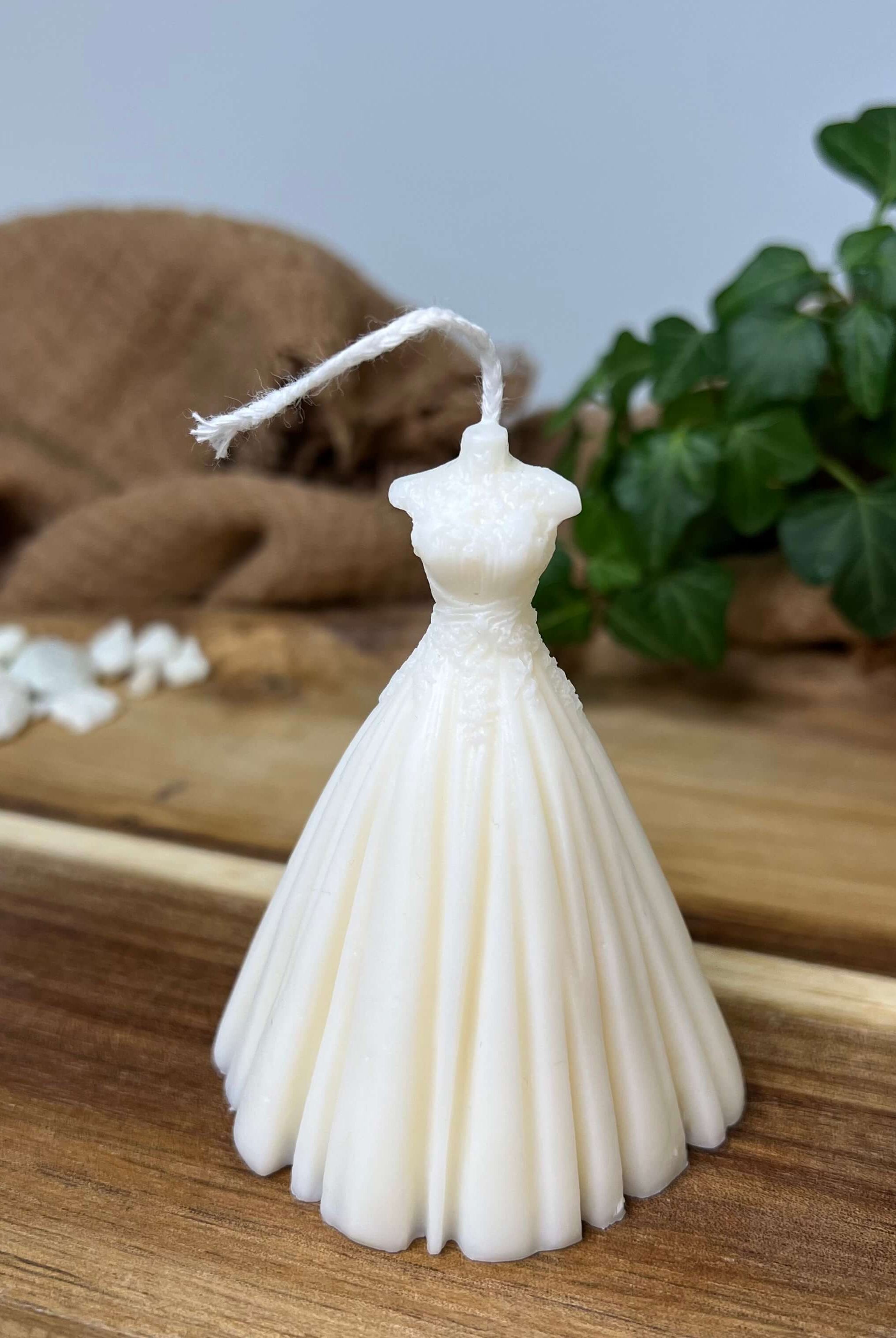 Unsere Hochzeitskleid Duftkerze Wedding Bliss Luminary. Sie ist in verschiedenen Düften erhältlich. Die Düfte haben einen angenehmen und beruhigenden Geruch. Sie ist perfekt für entspannte und gemütliche Tage.