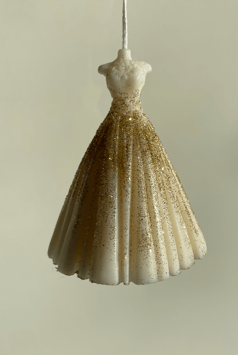 Auf diesem Bild sieht man unsere Wedding Bliss Luminary Kerze. Sie ist handgemacht aus Bio Sojawachs. Zudem ist sie nachhaltig, vegan und umweltfreundlich. In weiß-gold.