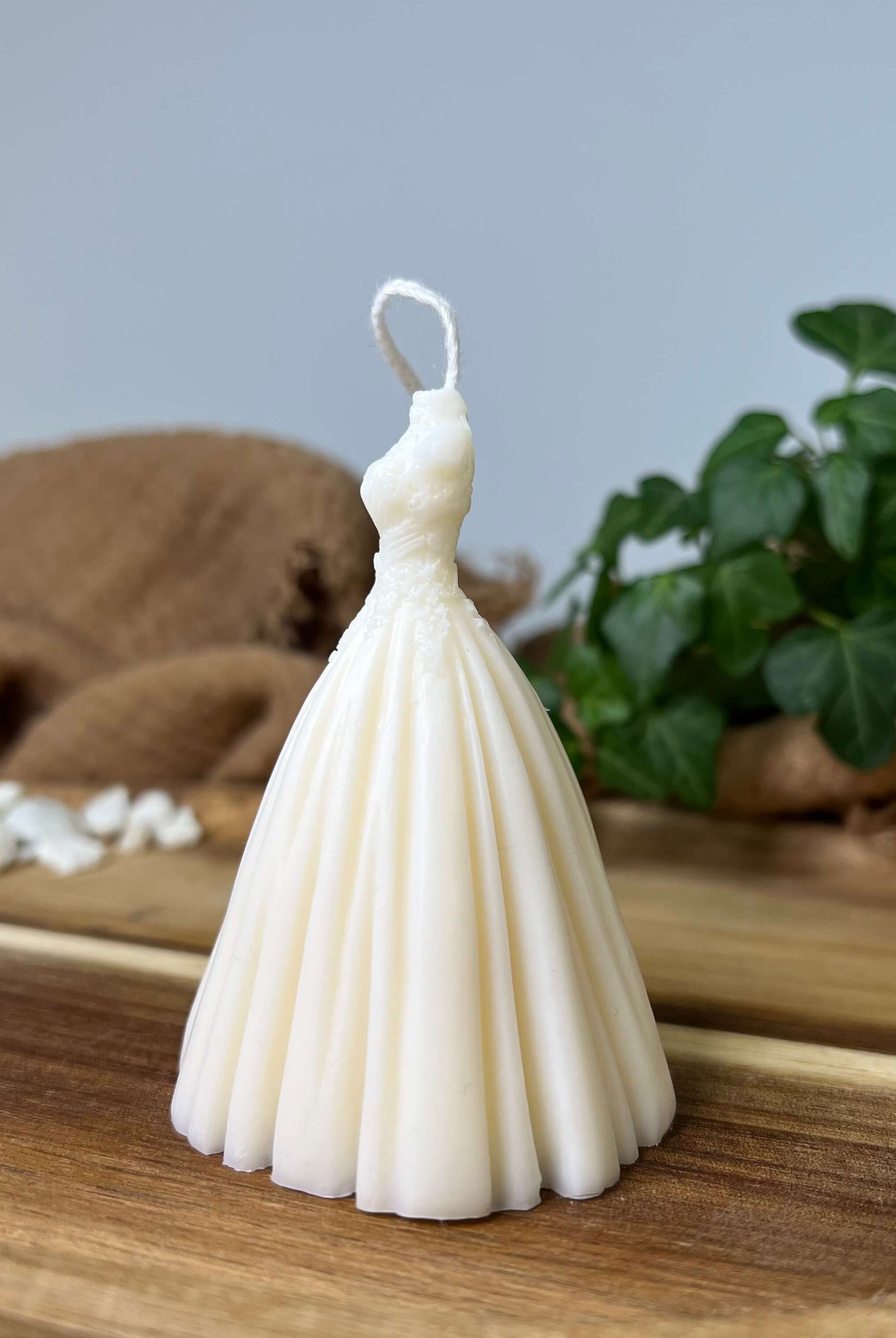 Die Wedding Bliss Luminary Kerze ist mit dem Hochzeitskleid Design die perfekte Hochzeitskerze und Verlobungskerze. Sie ist einzigartig und stilvoll. Ein wahres Unikat.