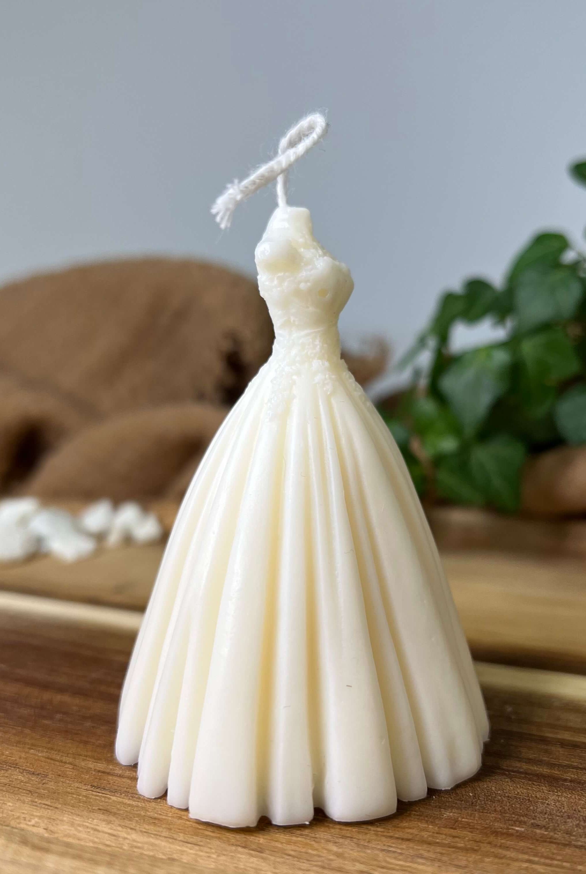 Wedding Bliss Luminary Hochzeitskleid Kerze. Sie ist das perfekte Gastgeschenk, Verlobungsgeschenk und Hochzeitsgeschenk. Handgefertigt aus hochwertigem Sojawachs.