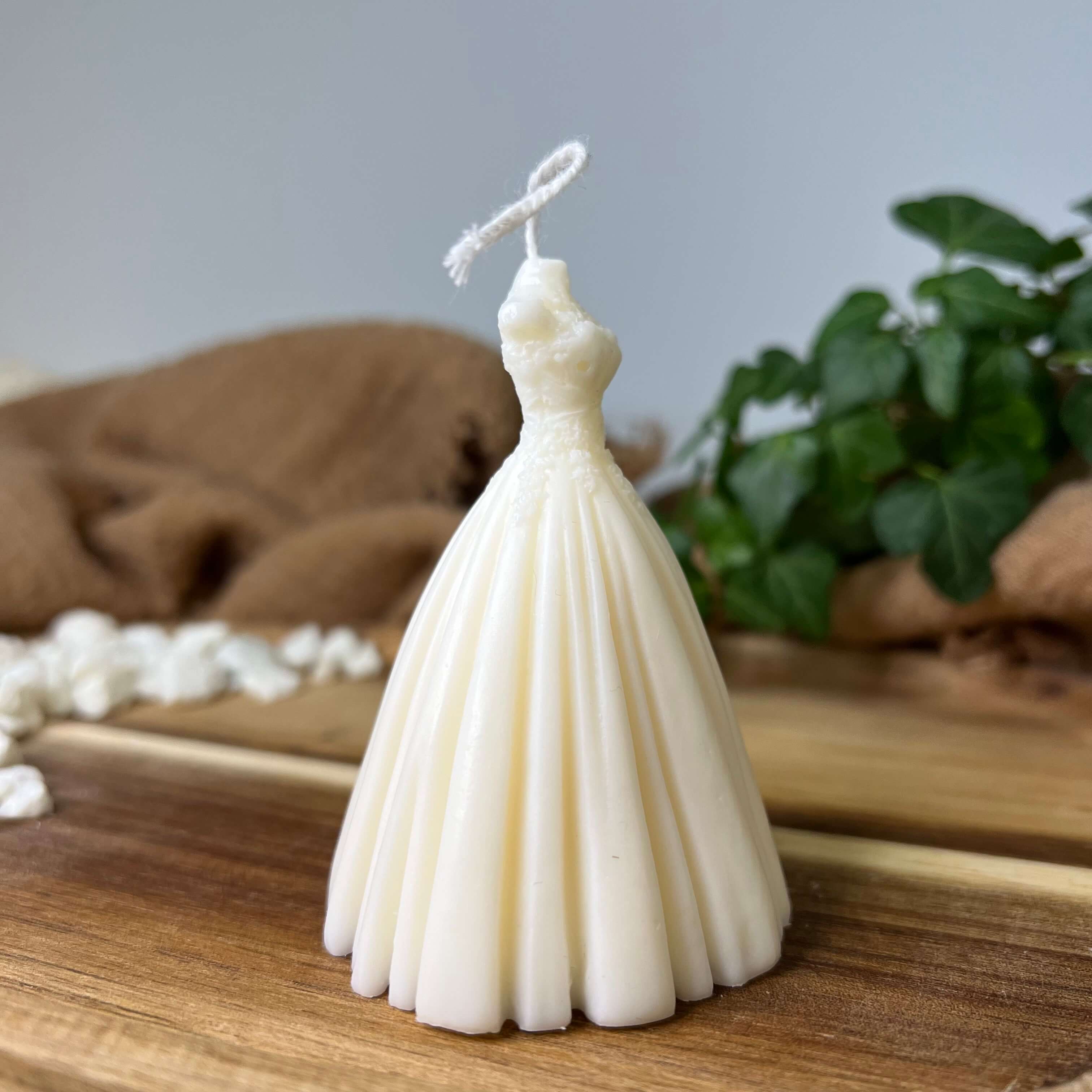 Wedding Bliss Luminary Hochzeitskleid Kerze. Sie ist das perfekte Gastgeschenk, Verlobungsgeschenk und Hochzeitsgeschenk. Handgefertigt aus hochwertigem Sojawachs.