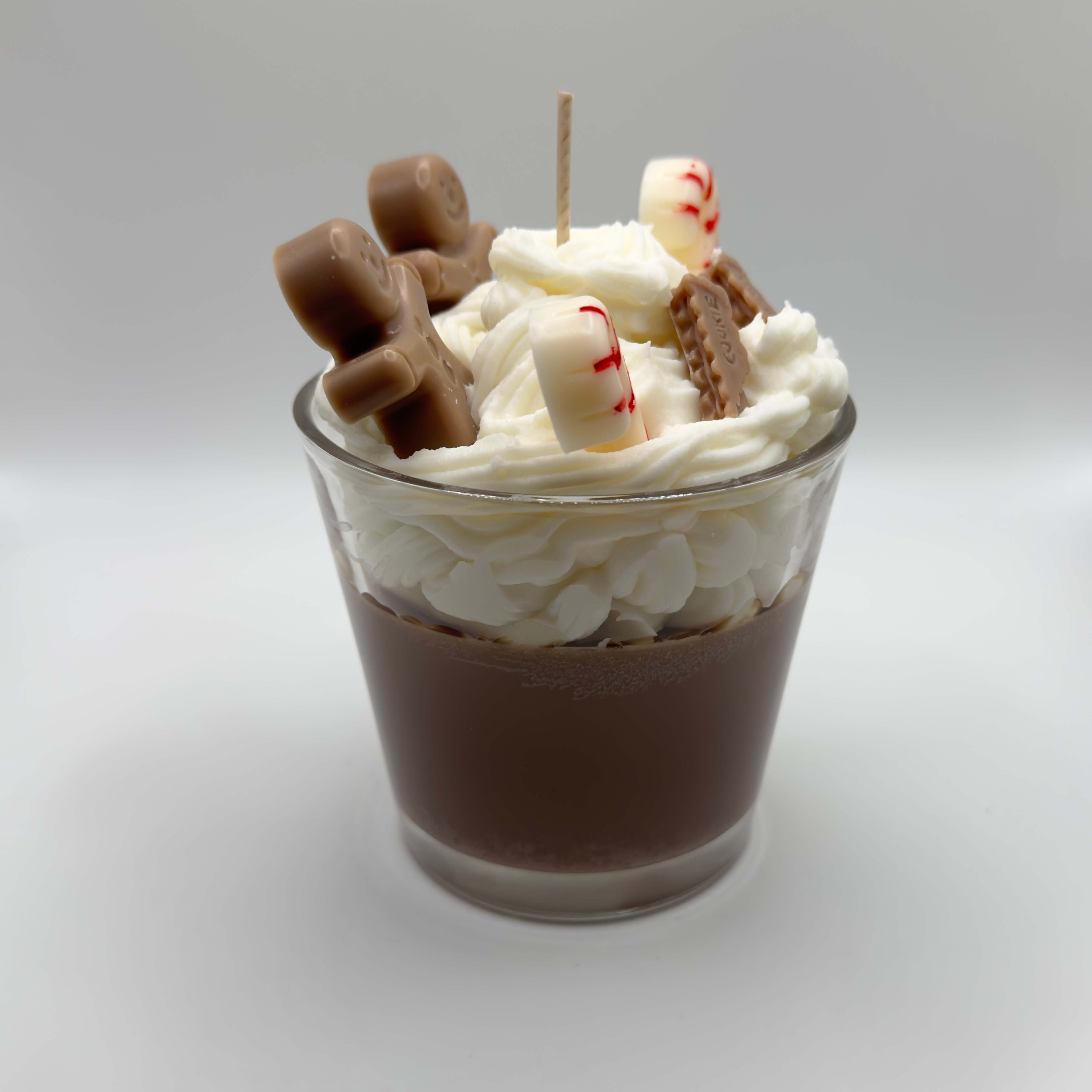 Handgefertigte Kerze in Tassenform mit winterlichem Duft – eine stimmungsvolle Deko für gemütliche Winterabende.