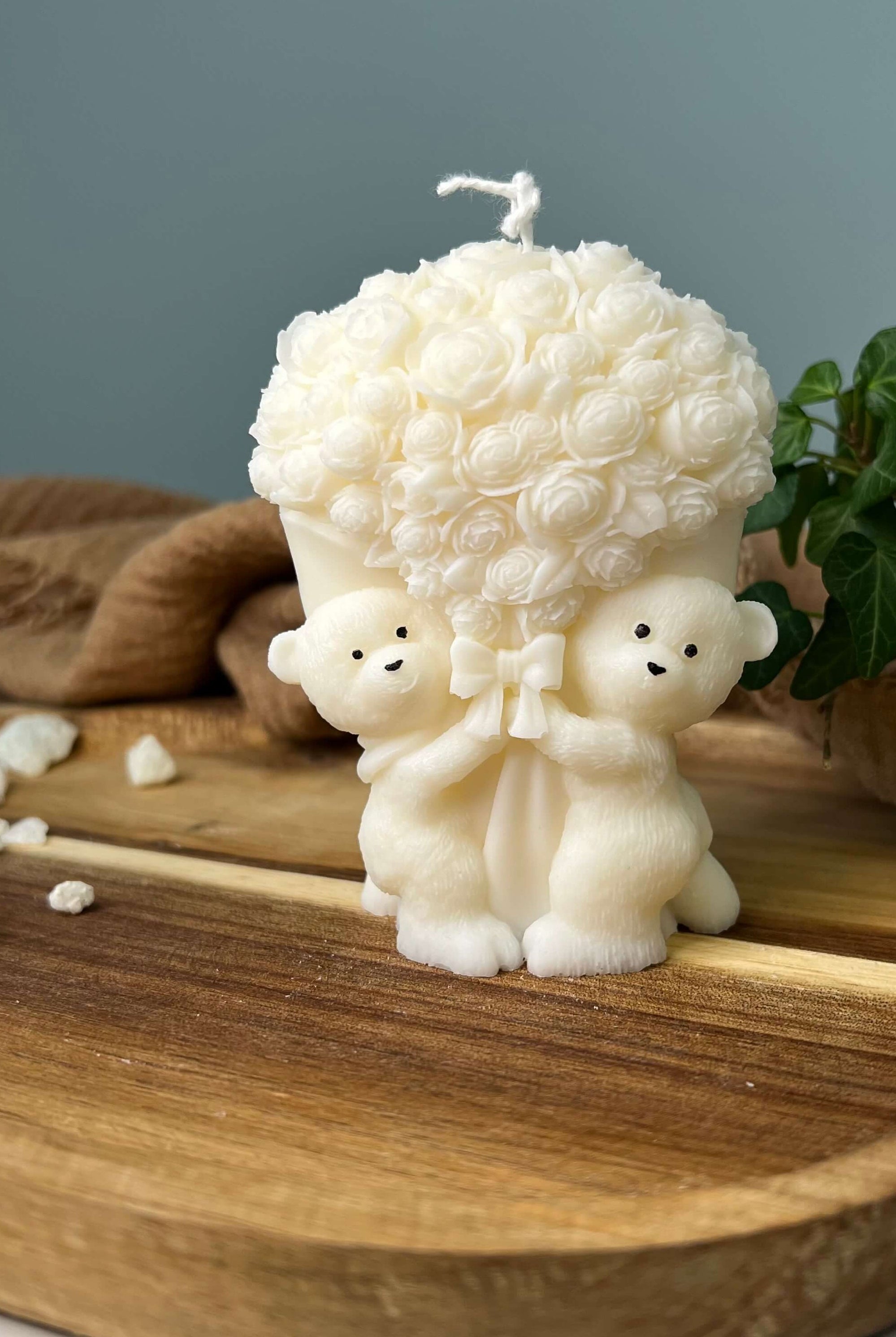 Auf diesem Bild ist unsere Whimsical Bloom Buddies Kerze zusehen. Handgefertigt aus Sojawachs. Sie ist perfekt als Weihnachtskerze, Osterkerze und Hochzeitskerze geeignet.