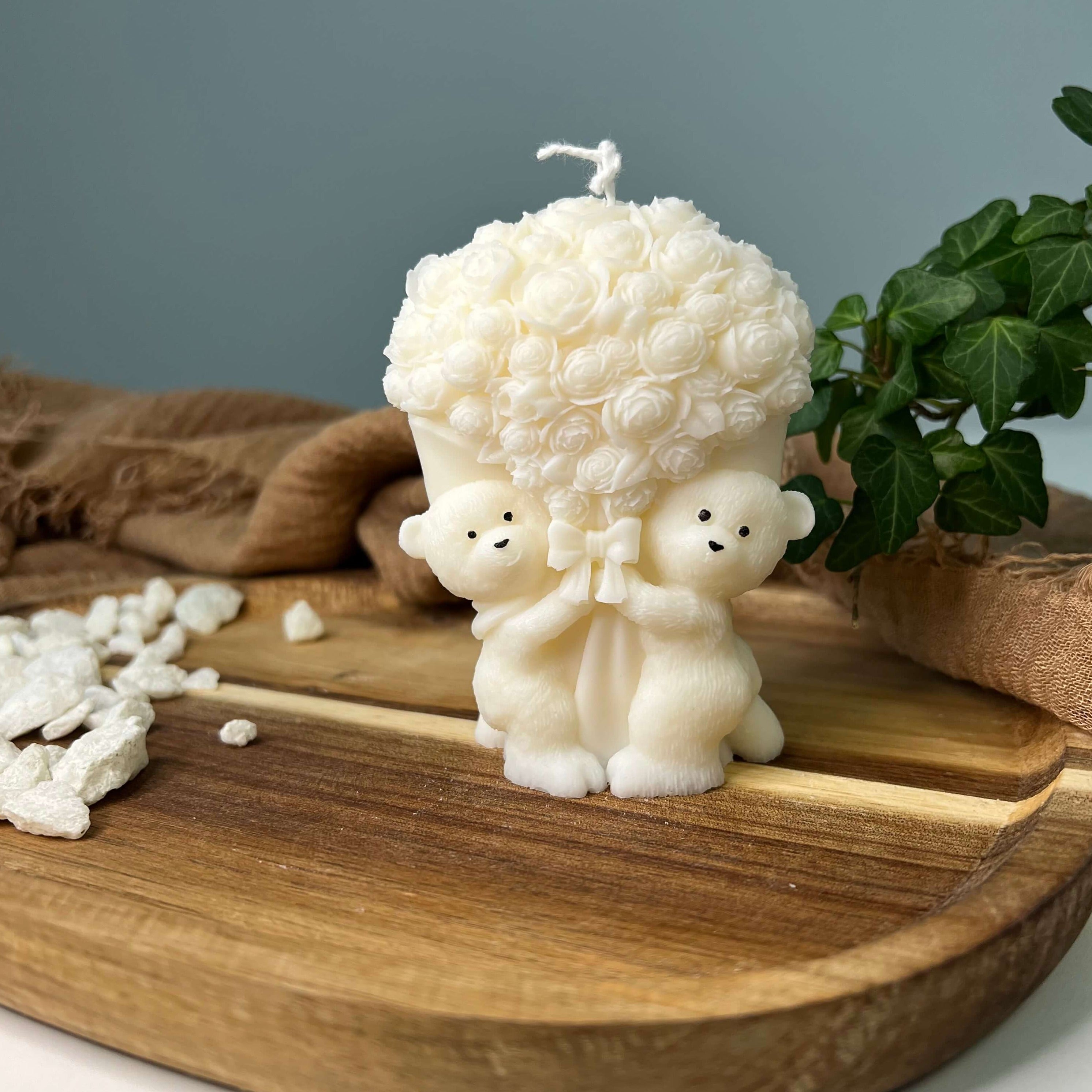 Auf diesem Bild ist unsere Whimsical Bloom Buddies Kerze zusehen. Handgefertigt aus Sojawachs. Sie ist perfekt als Weihnachtskerze, Osterkerze und Hochzeitskerze geeignet.