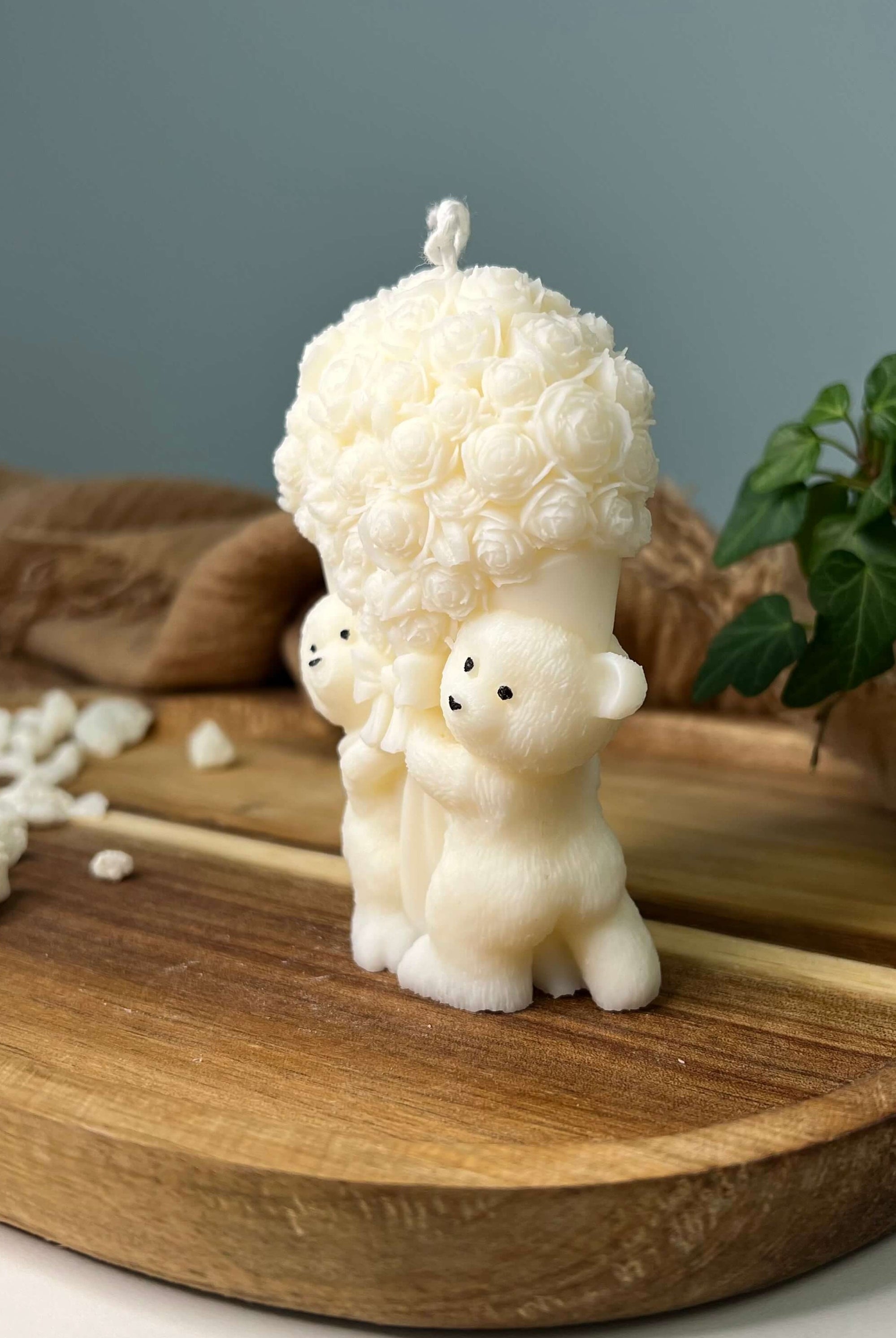 Die Designer Kerze Whimsical Bloom Buddies. Hergestellt aus Hand mit hochwertigem Sojawachs. Sie ist nachhaltig, umweltfreundlich und vegan. Das Aussehen ist elegant-ästhetisch und ein echtes Unikat.