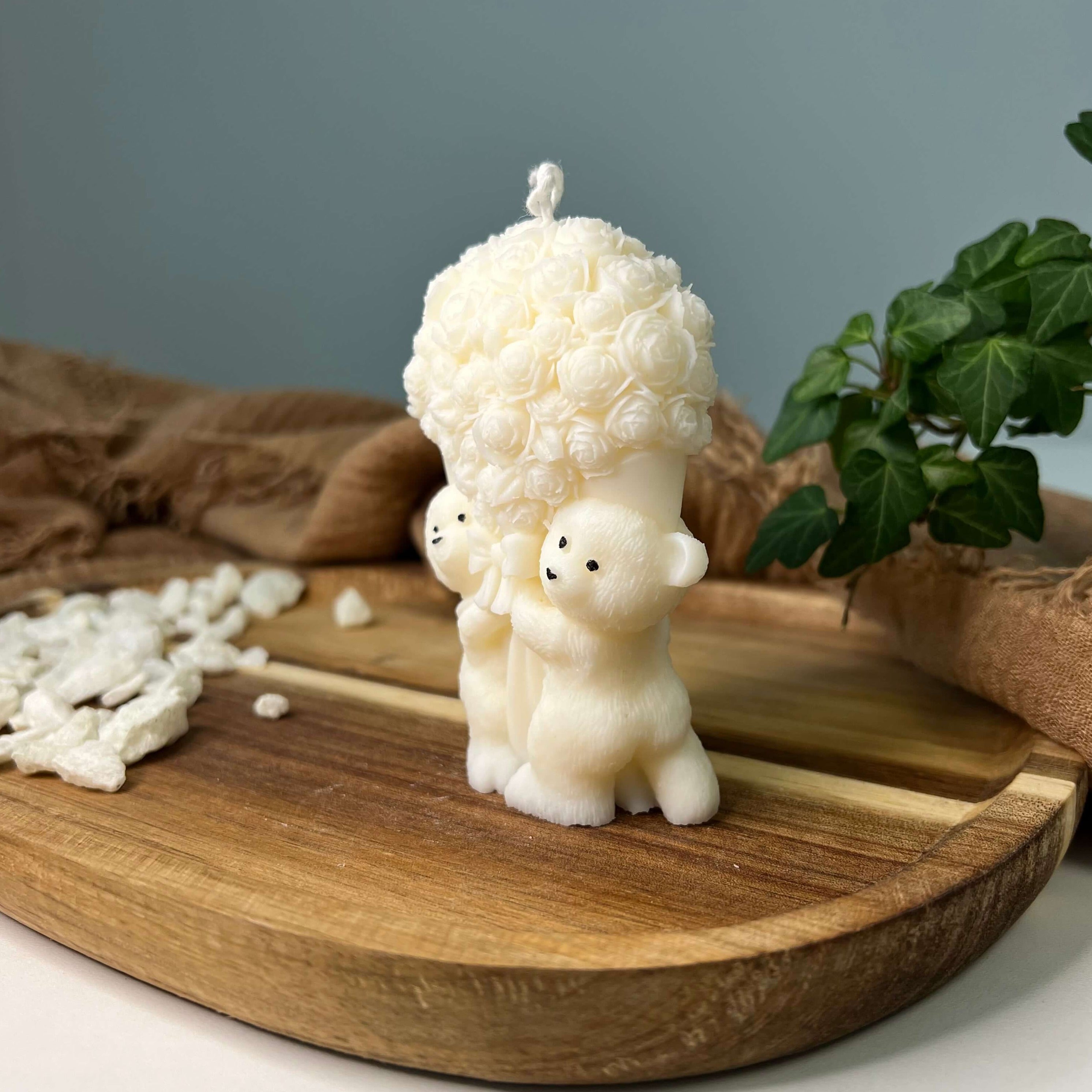Die Designer Kerze Whimsical Bloom Buddies. Hergestellt aus Hand mit hochwertigem Sojawachs. Sie ist nachhaltig, umweltfreundlich und vegan. Das Aussehen ist elegant-ästhetisch und ein echtes Unikat.