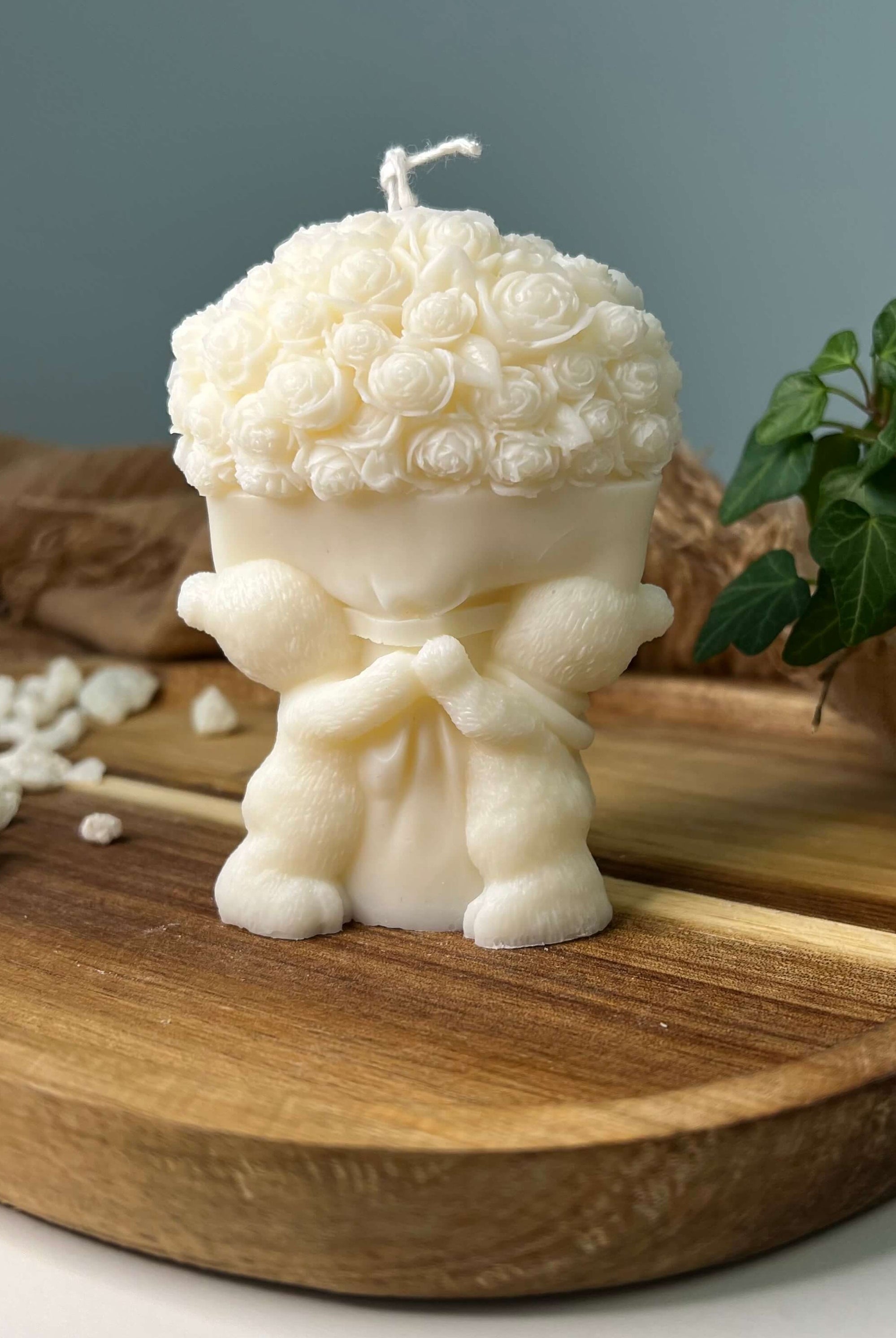 Whimsical Bloom Buddies Kerze. Sie ist in verschieden Düften erhältlich. Die Düfte entspannen. Die perfekte Dekoration für jedes Zuhause mit ihrem einzigartigem Design.