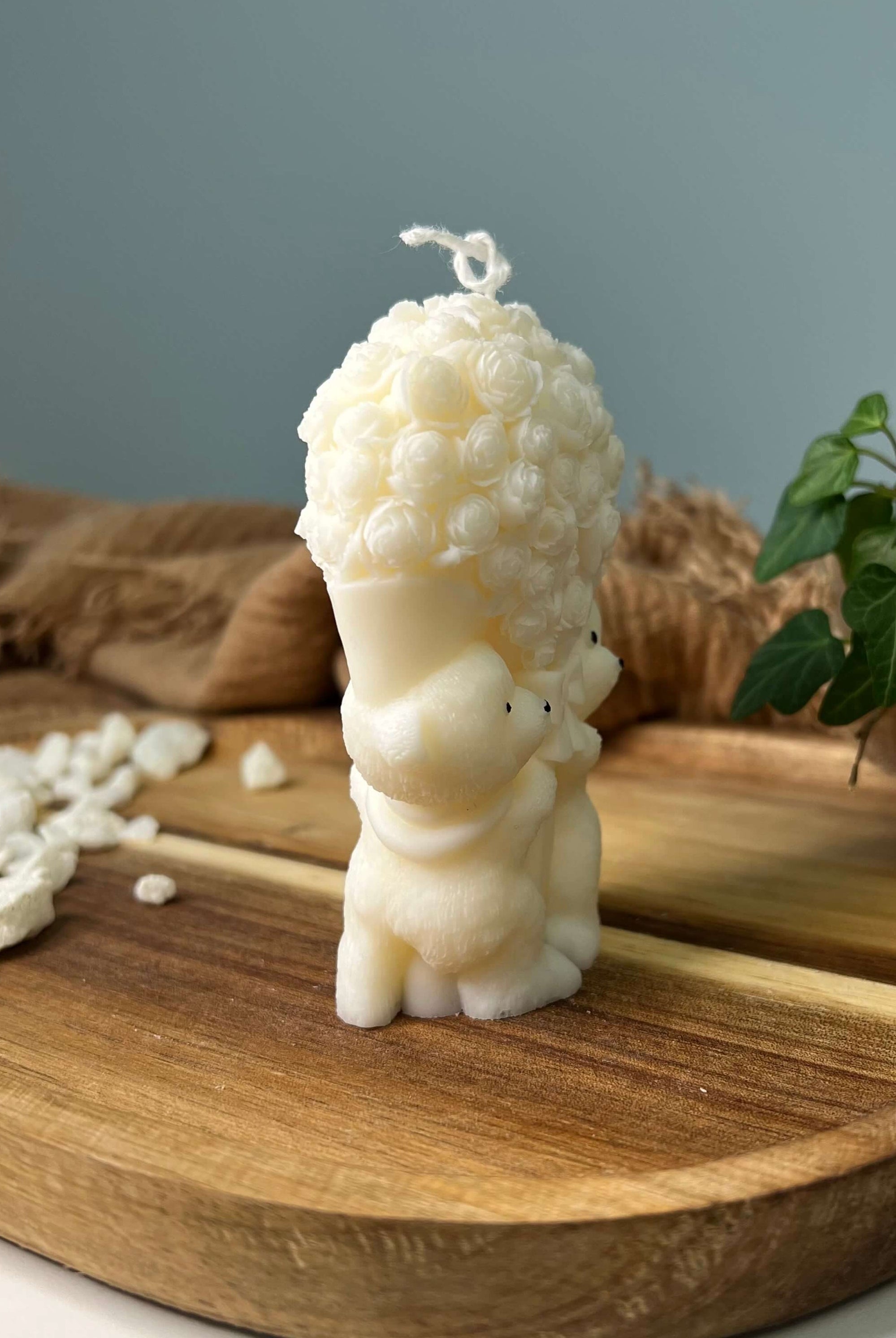 Die Whimsical Bloom Buddies Kerze. Sie ist handgemacht aus veganem Sojawachs. Perfekt als Geschenk geeignet.