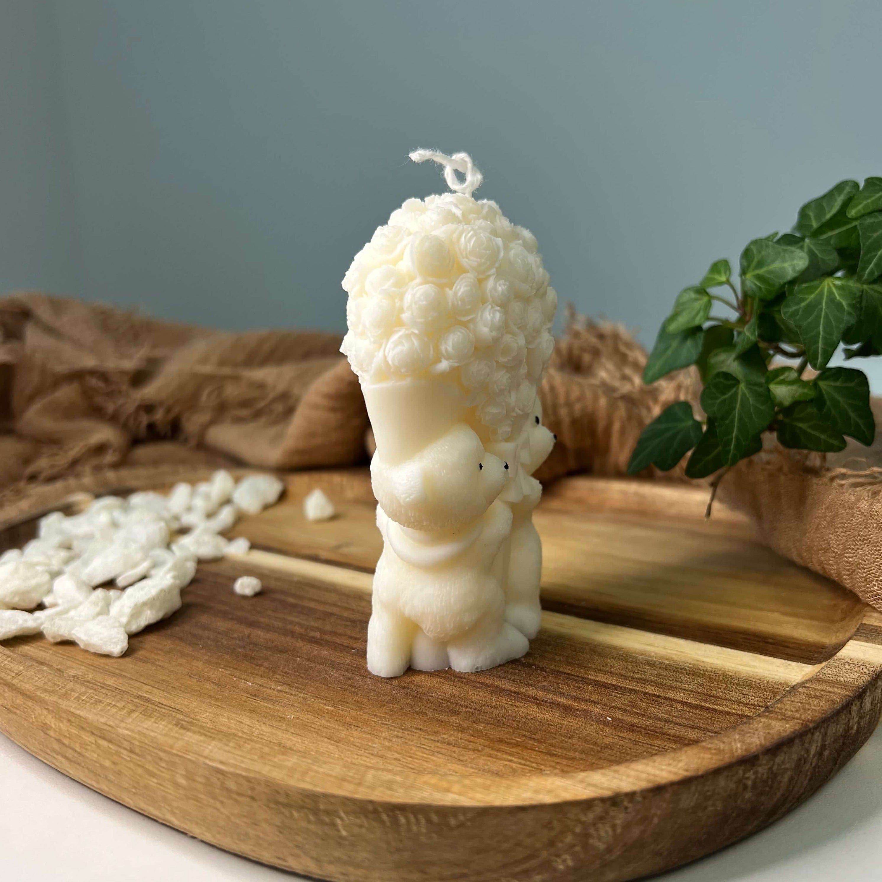 Die Whimsical Bloom Buddies Kerze. Sie ist handgemacht aus veganem Sojawachs. Perfekt als Geschenk geeignet.