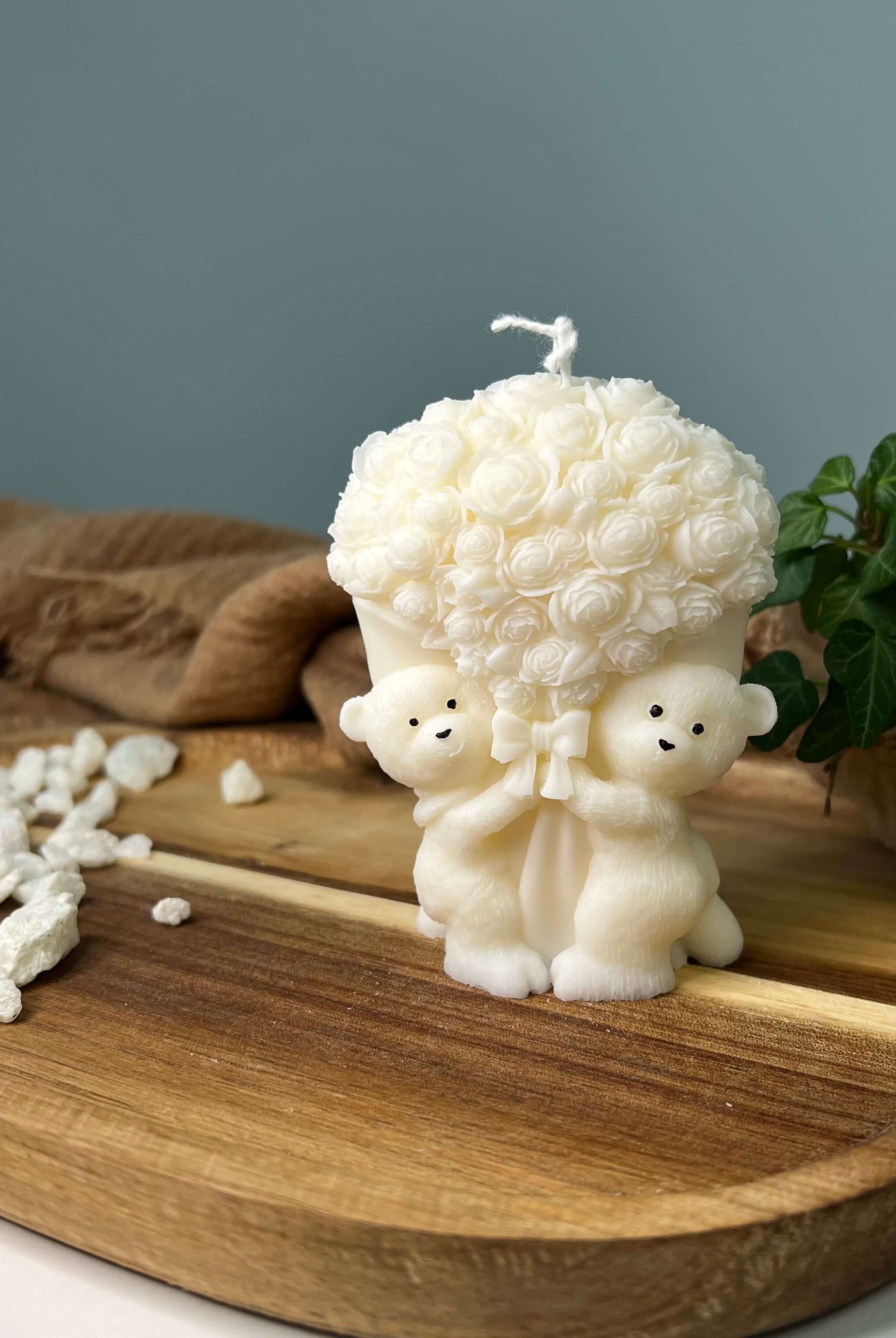 Whimsical Bloom Buddies aus Bio Sojawachs. Sie ist nachhaltig und vegan. Perfekt geeignet als Dekoration. Das Aussehen ist elegant und ästhetisch.