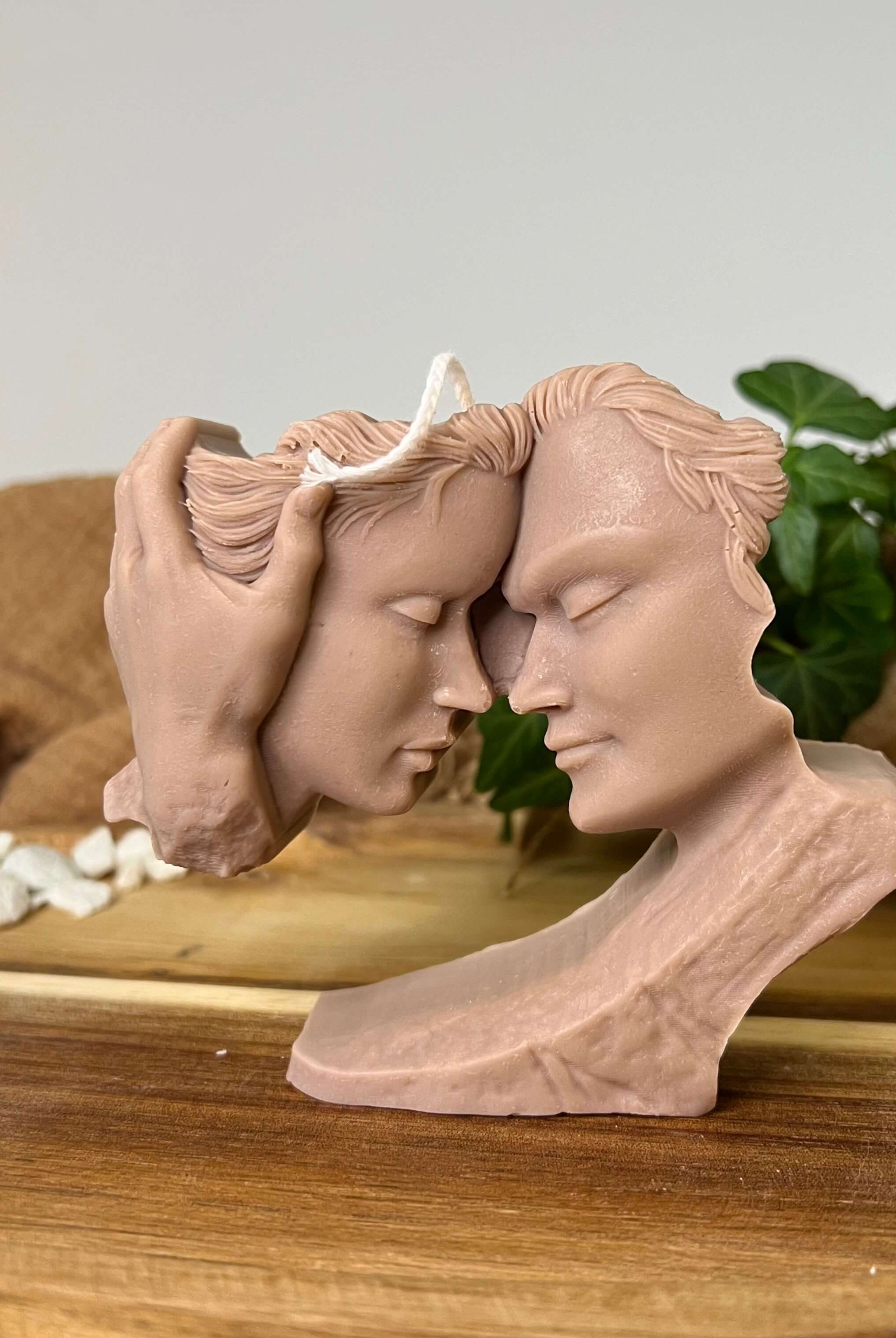 Auf diesem Bild sieht man unsere Whispers of Love Duo Candle Kerze. Sie ist handgemacht aus Bio Sojawachs und deswegen vegan, nachhaltig und umweltfreundlich. In Braun.